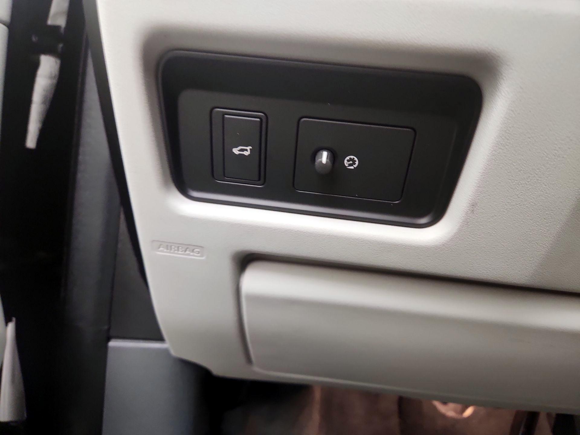 Thumbnail: 2019 Land Rover Discovery Sport - 13