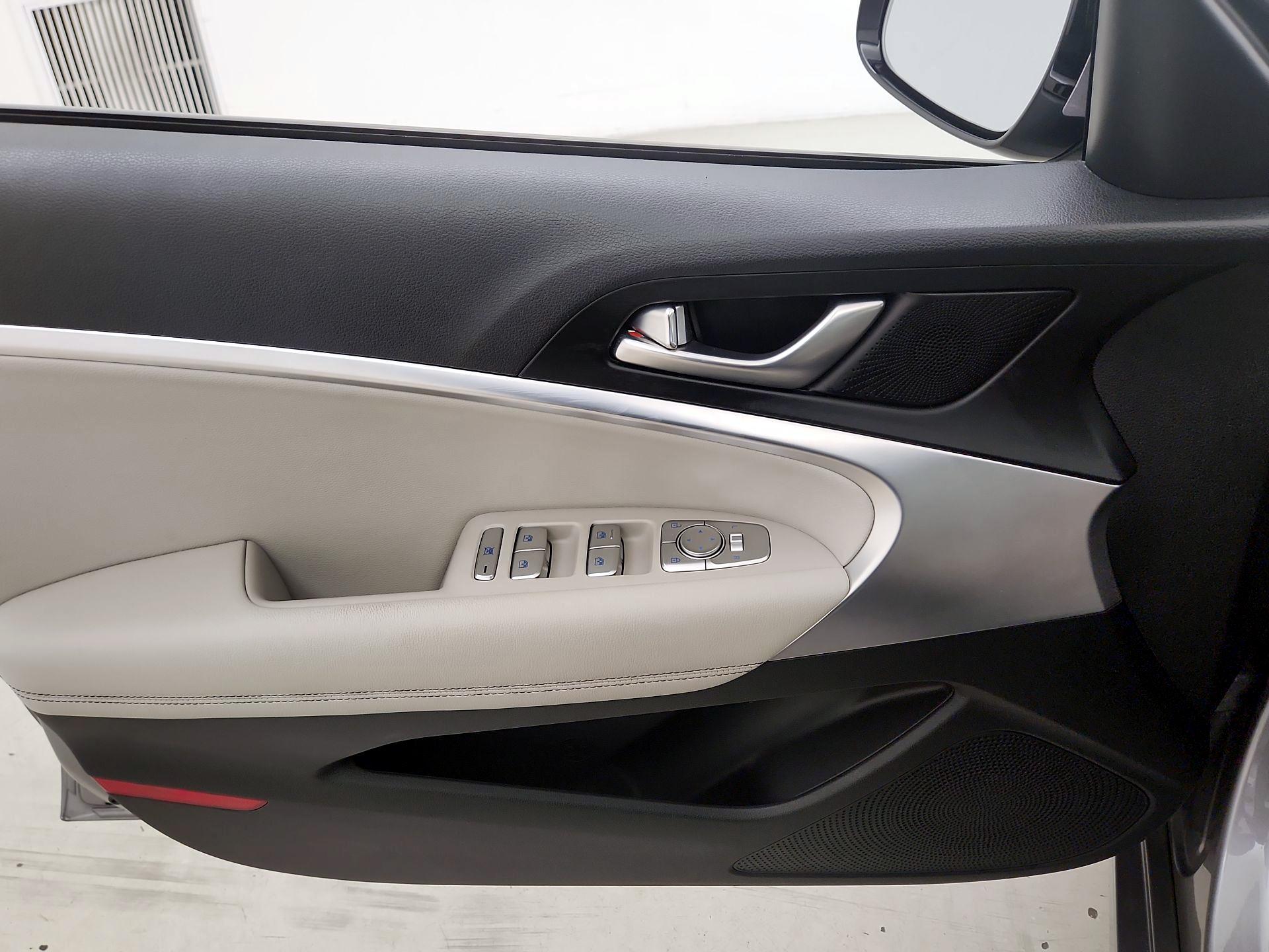 Thumbnail: 2021 Genesis G70 - 12