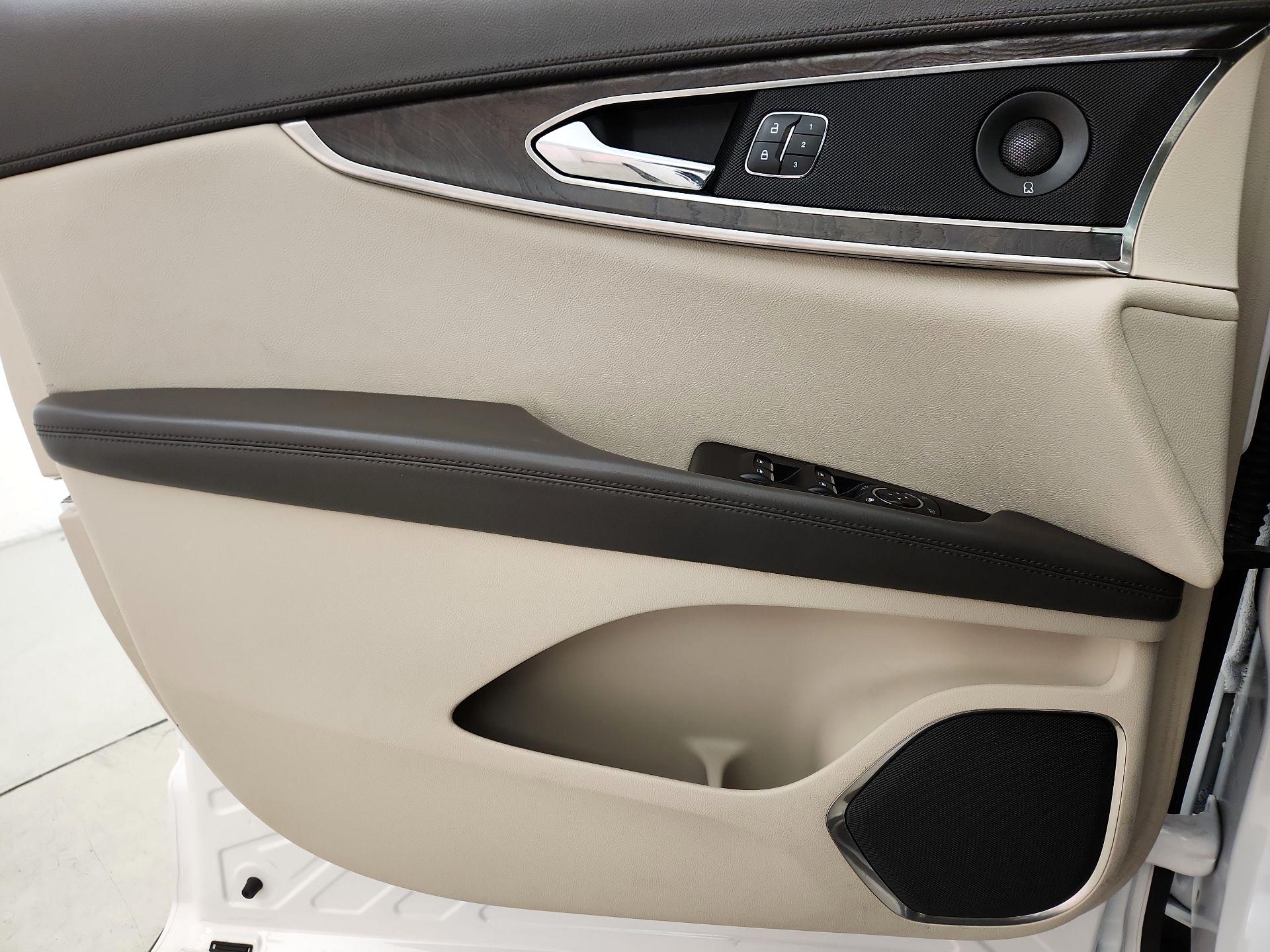 Thumbnail: 2019 Lincoln Nautilus - 12