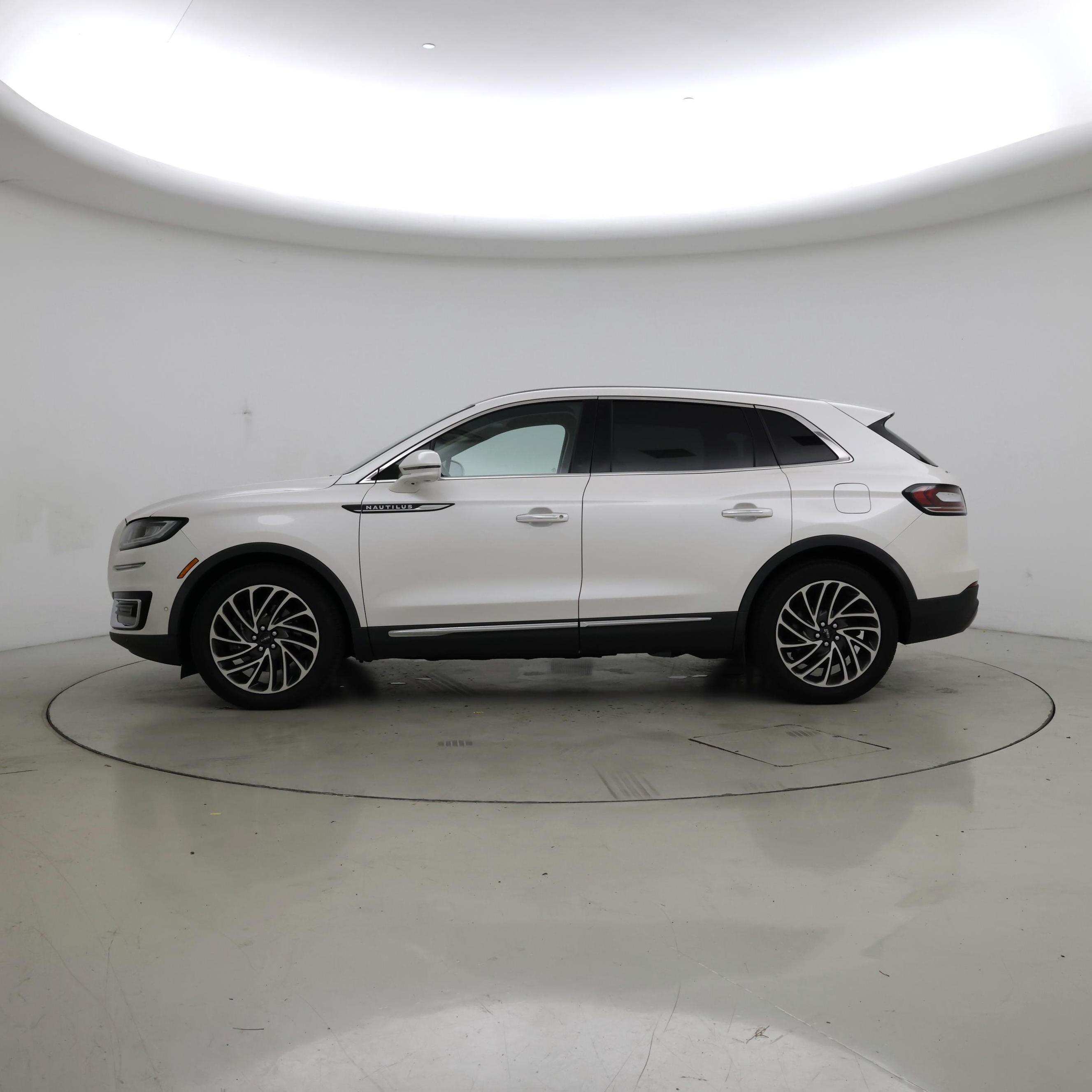 Thumbnail: 2019 Lincoln Nautilus - 3