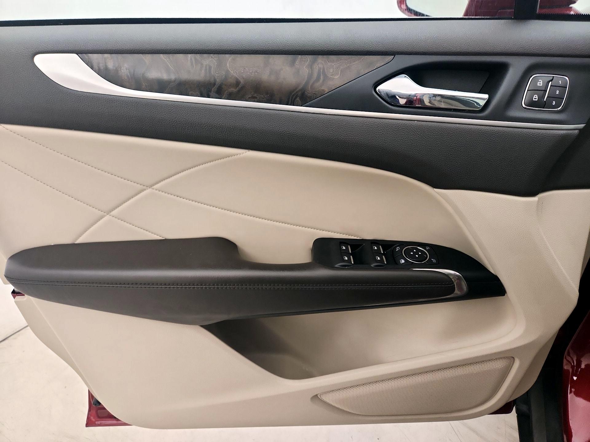 Thumbnail: 2019 Lincoln MKC - 12