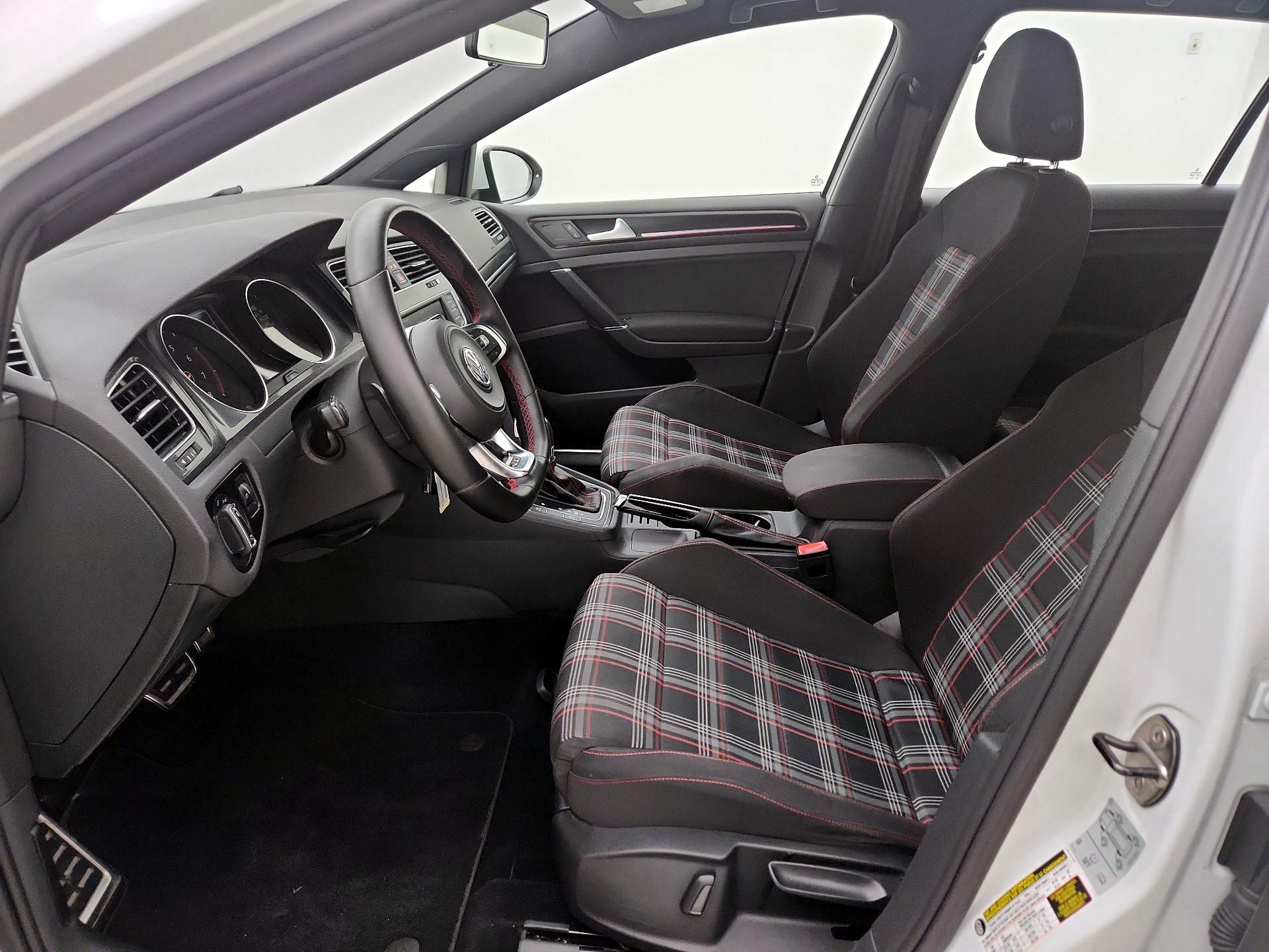 Thumbnail: 2016 Volkswagen Golf - 11