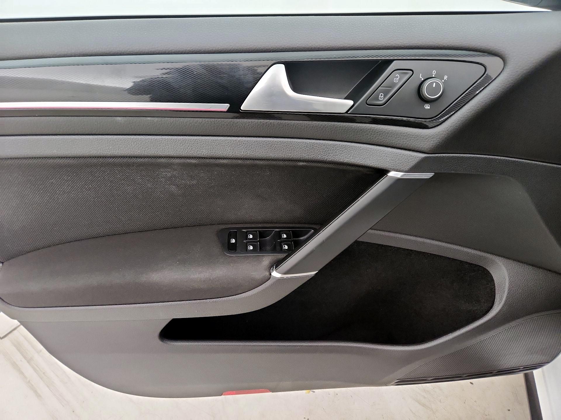 Thumbnail: 2016 Volkswagen Golf - 12