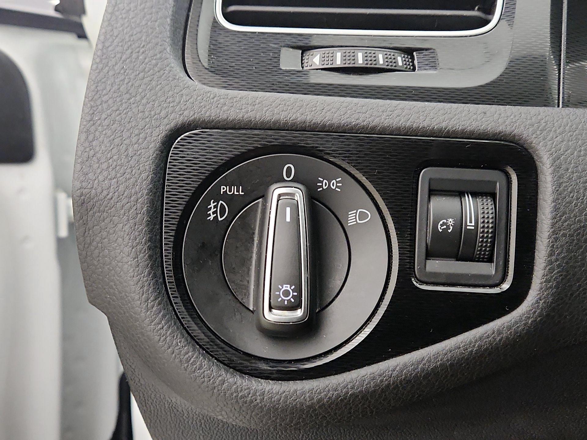 Thumbnail: 2016 Volkswagen Golf - 13