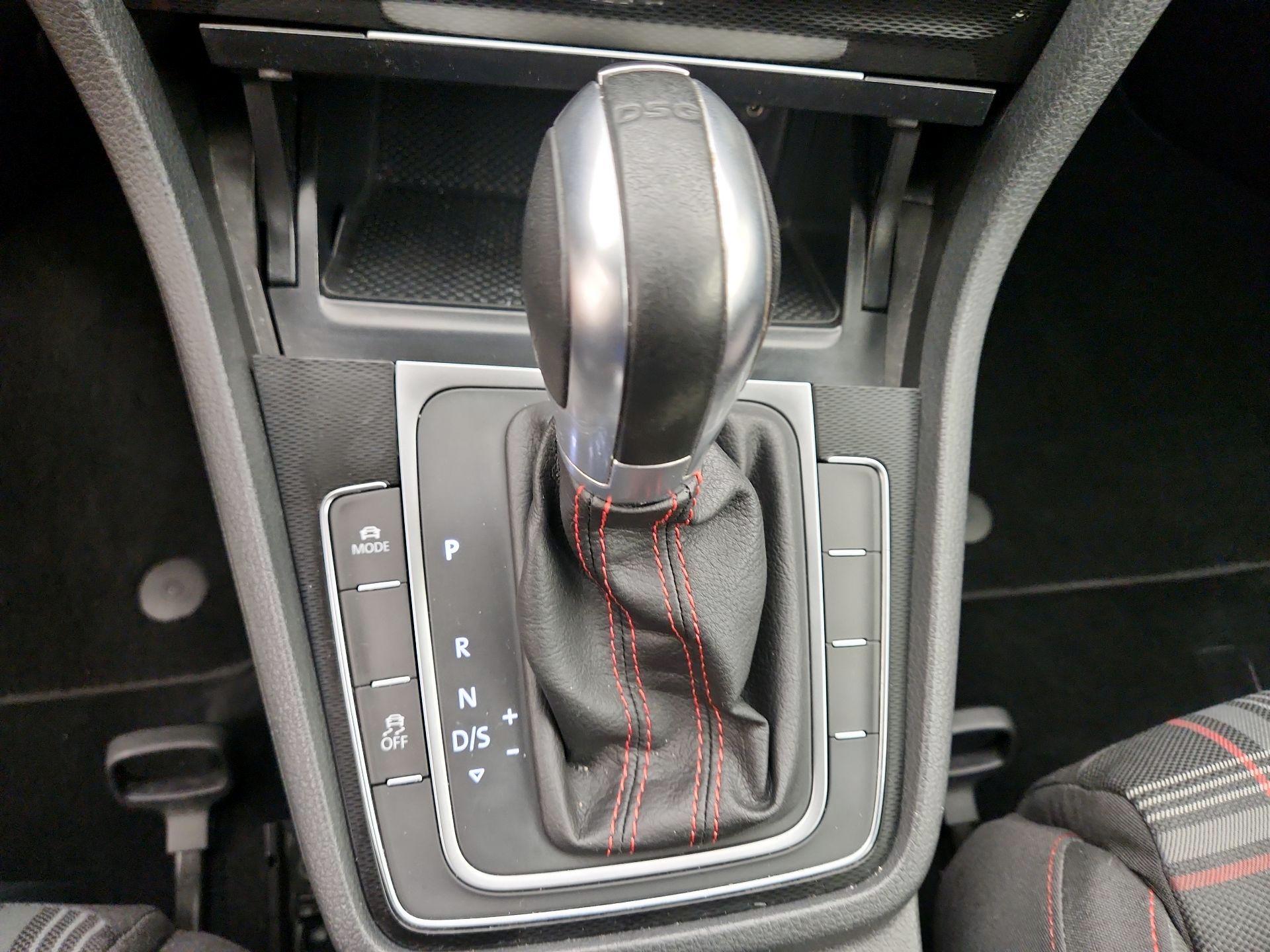 Thumbnail: 2016 Volkswagen Golf - 17