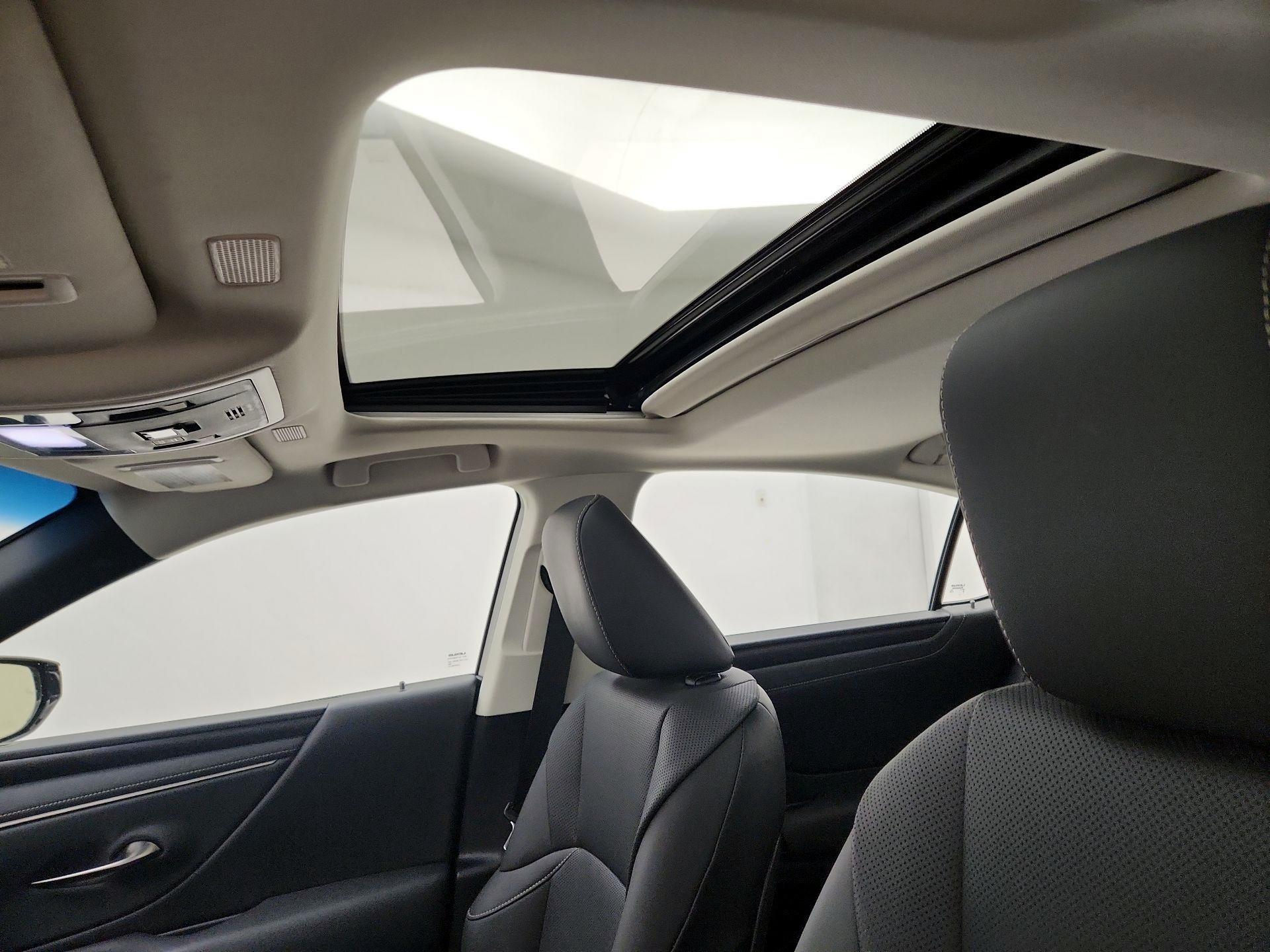 Thumbnail: 2022 Lexus ES - 18