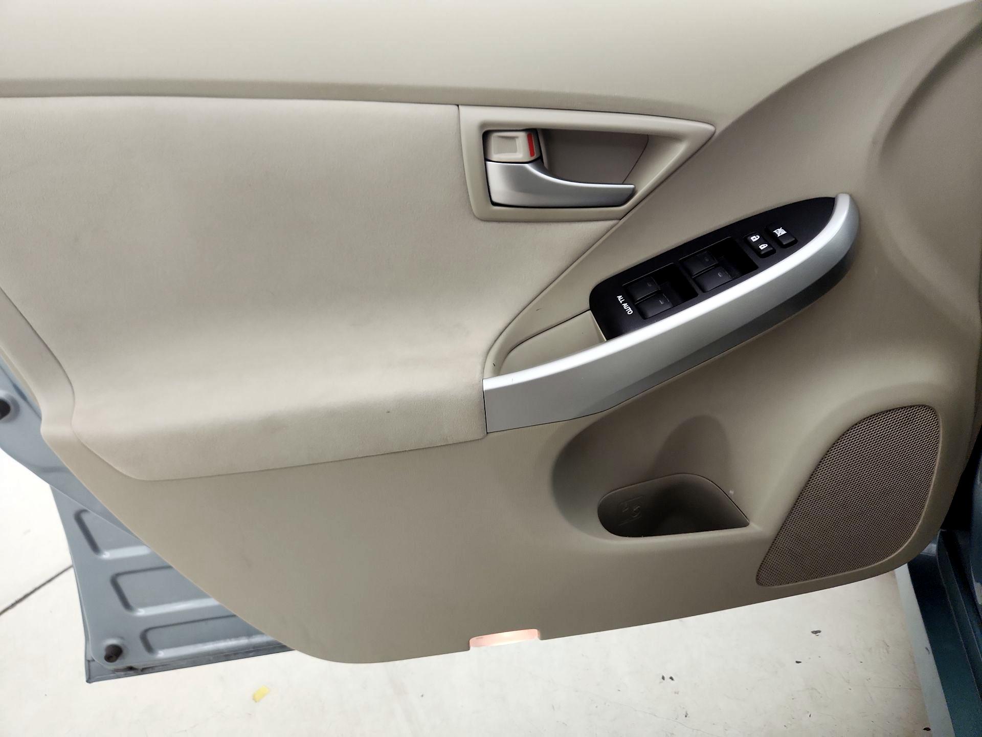 Thumbnail: 2015 Toyota Prius - 12