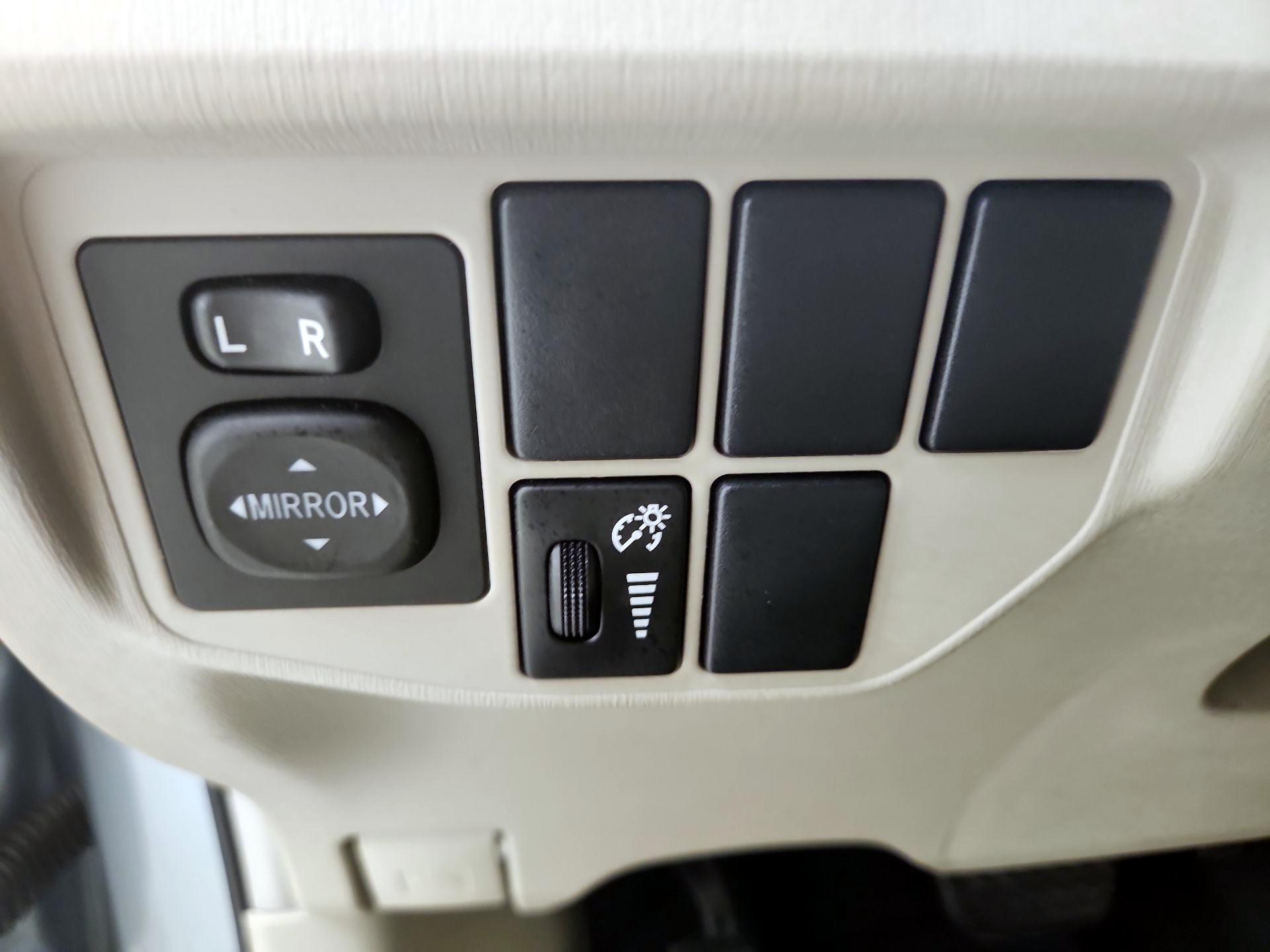 Thumbnail: 2015 Toyota Prius - 13