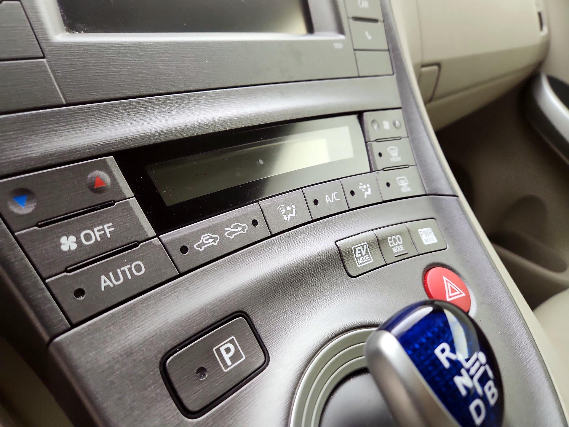 Thumbnail: 2015 Toyota Prius - 16