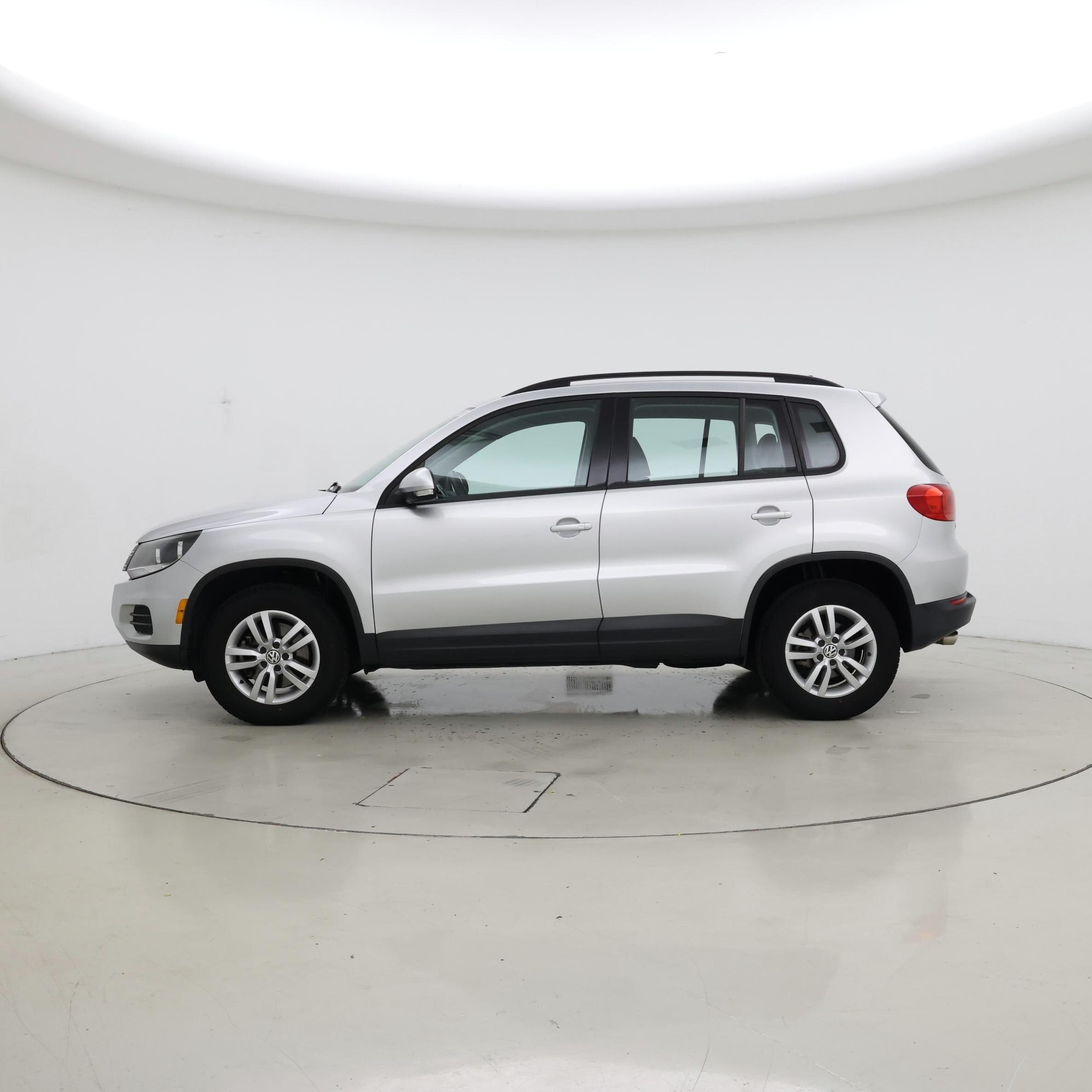 Thumbnail: 2017 Volkswagen Tiguan - 3