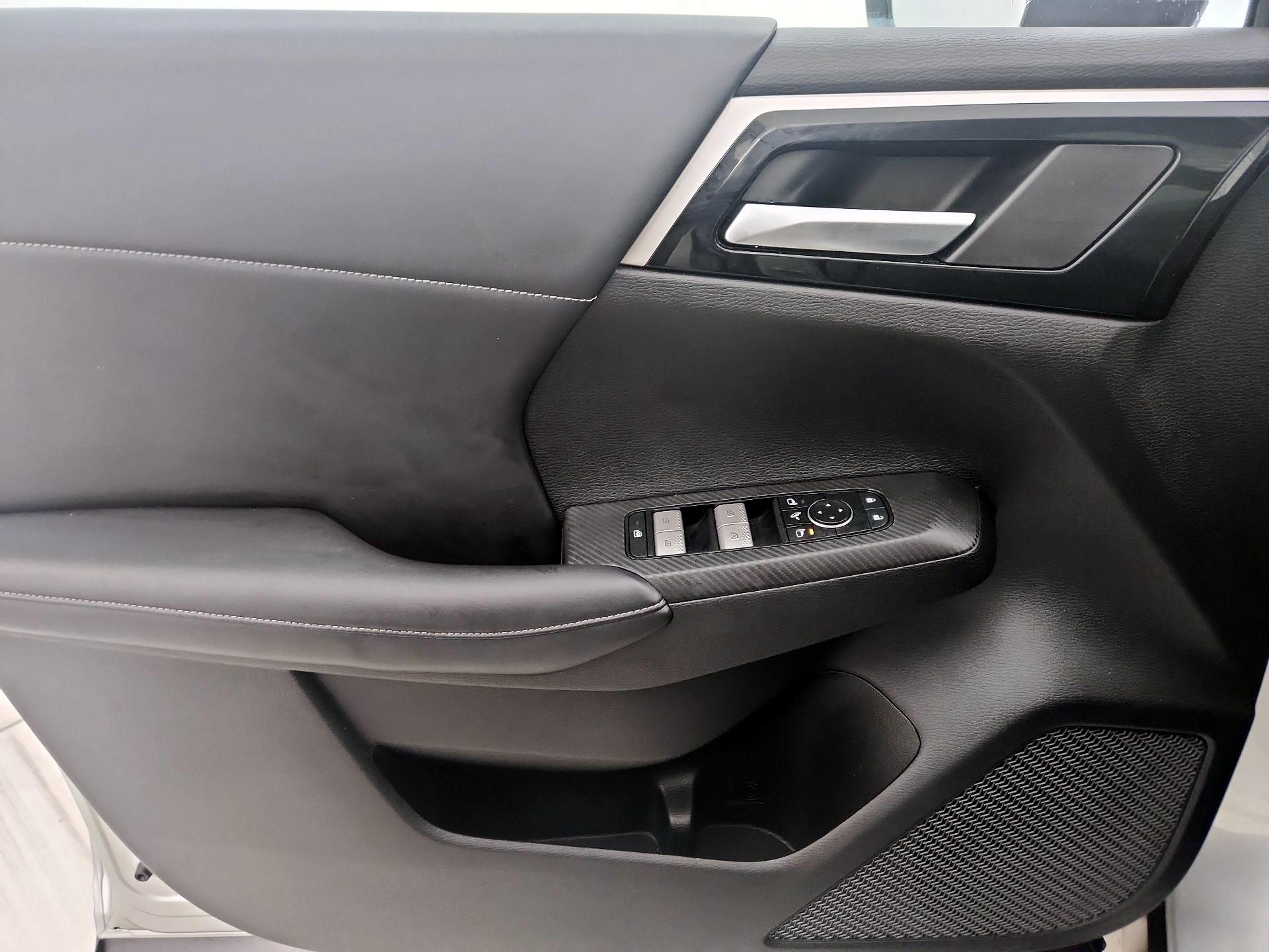 Thumbnail: 2023 Mitsubishi Outlander - 12