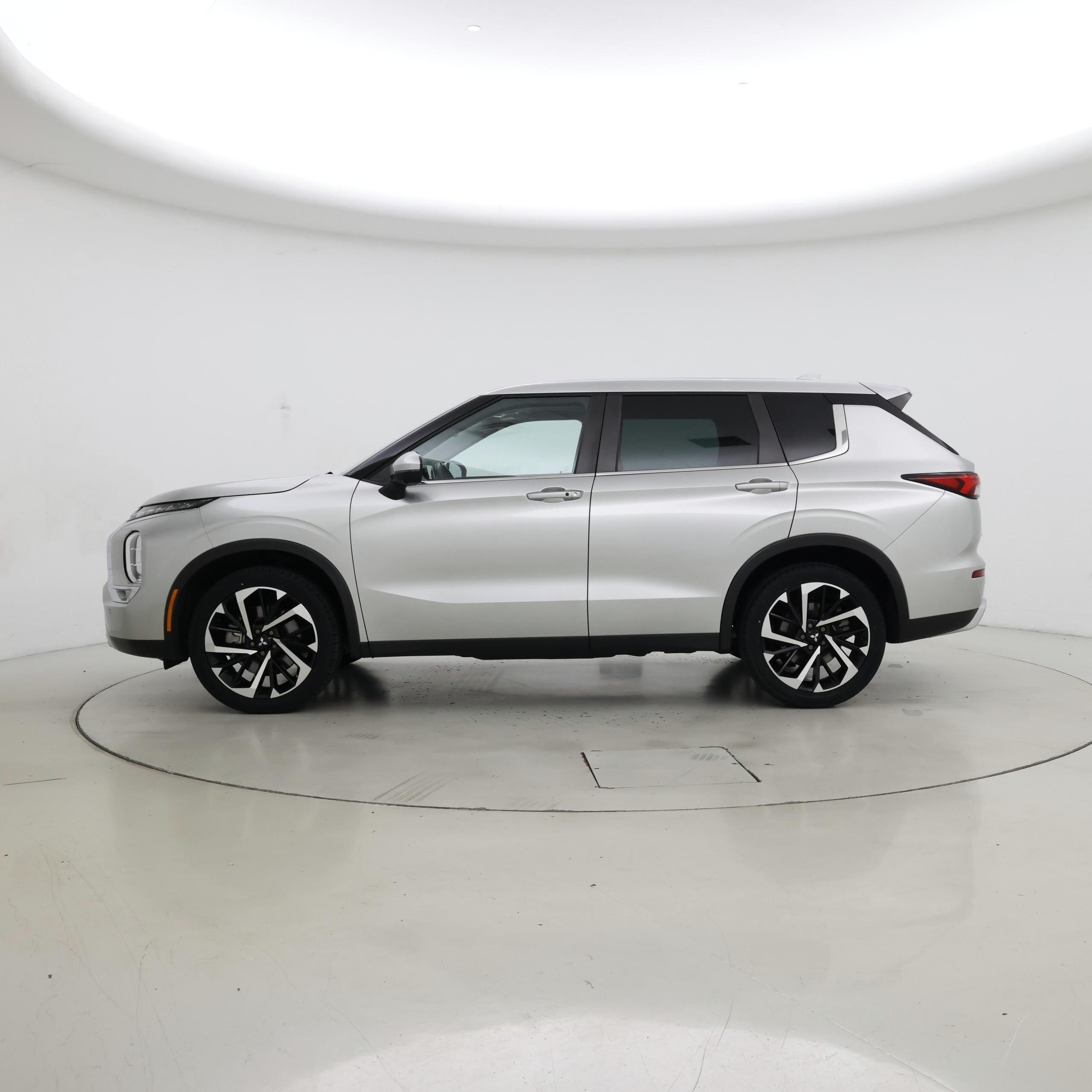 Thumbnail: 2023 Mitsubishi Outlander - 3