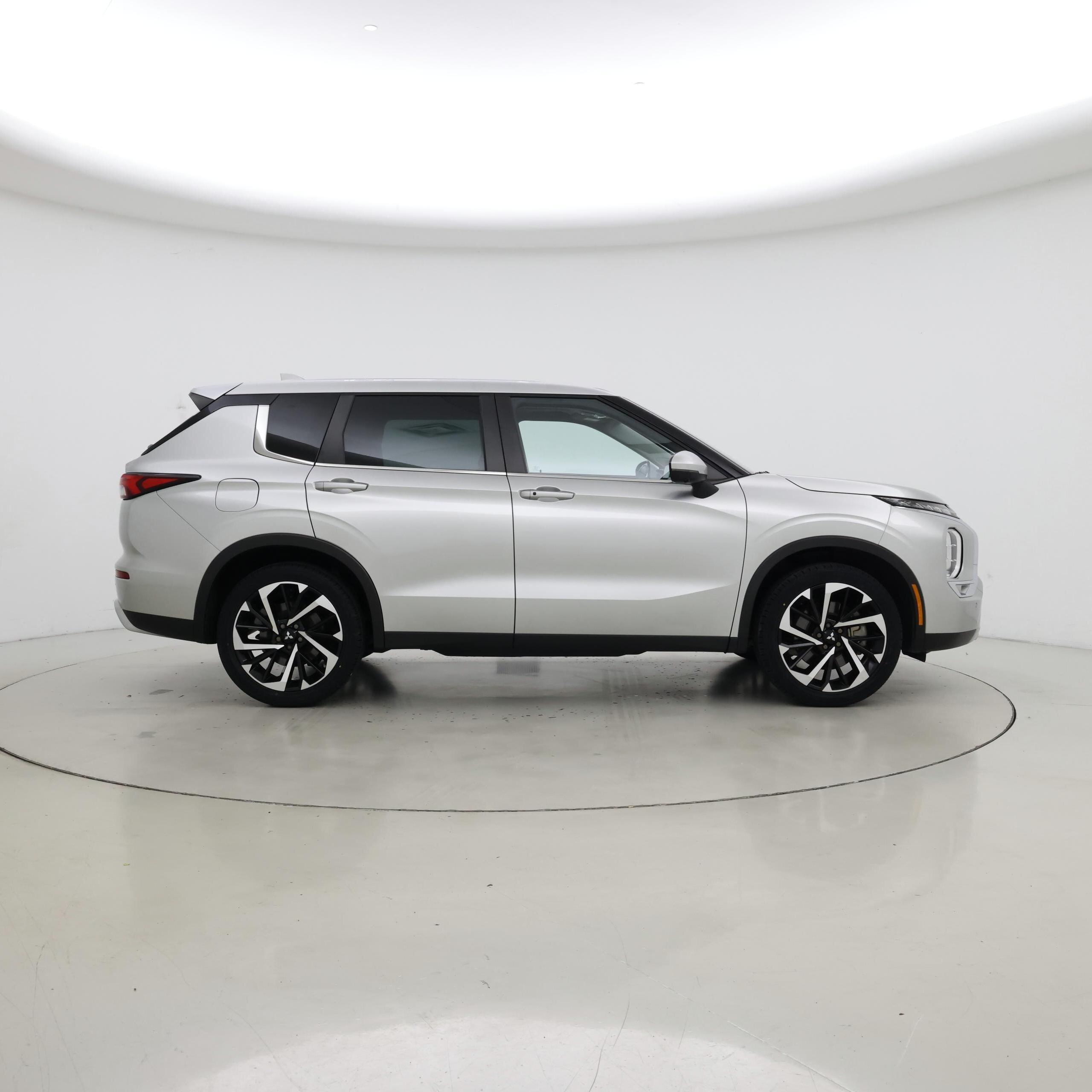 Thumbnail: 2023 Mitsubishi Outlander - 7