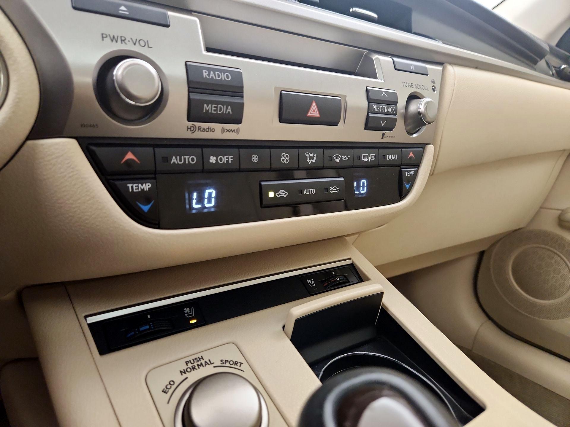 Thumbnail: 2015 Lexus ES - 16