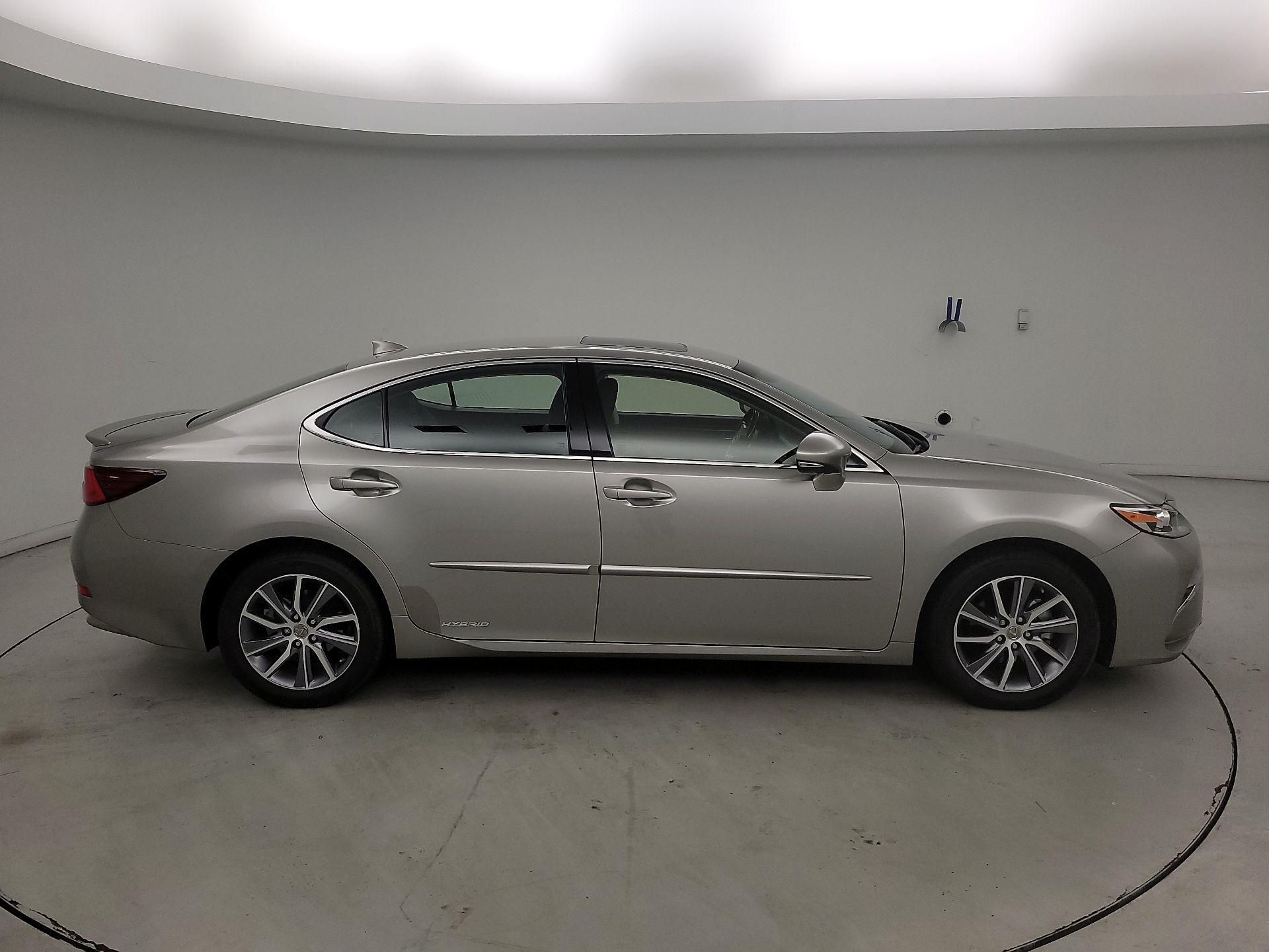 Thumbnail: 2016 Lexus ES - 4