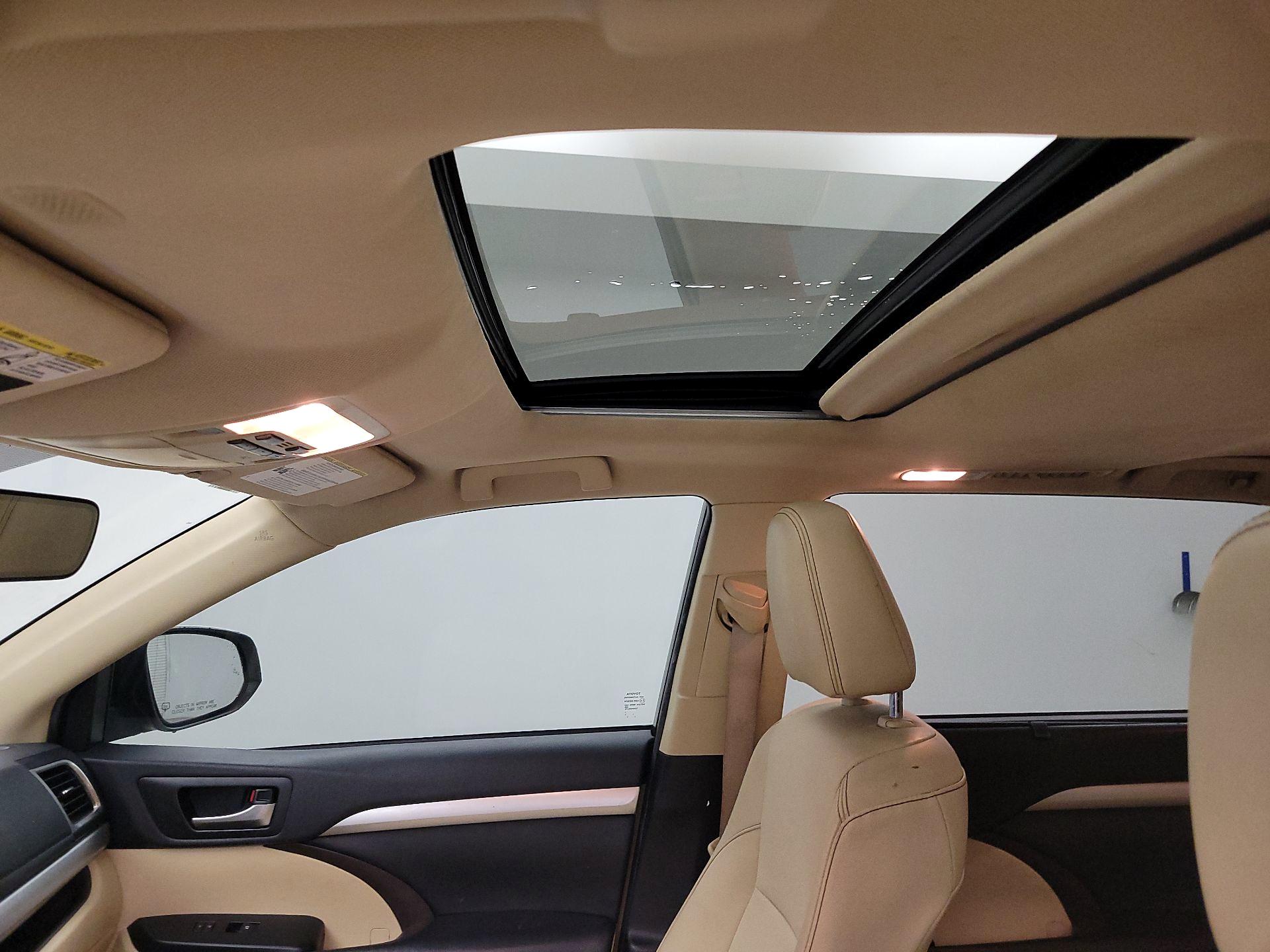 Thumbnail: 2019 Toyota Highlander - 17