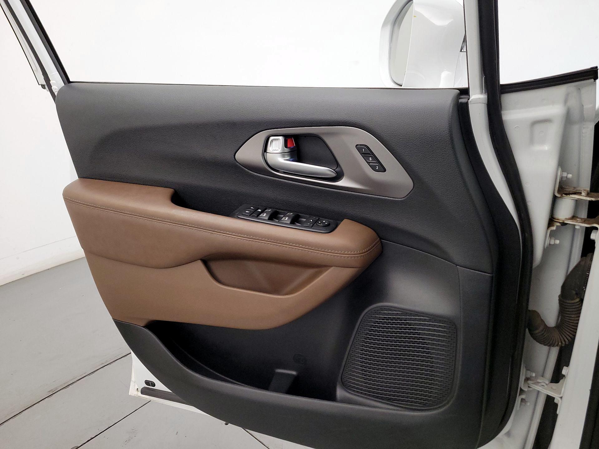 Thumbnail: 2020 Chrysler Pacifica - 12