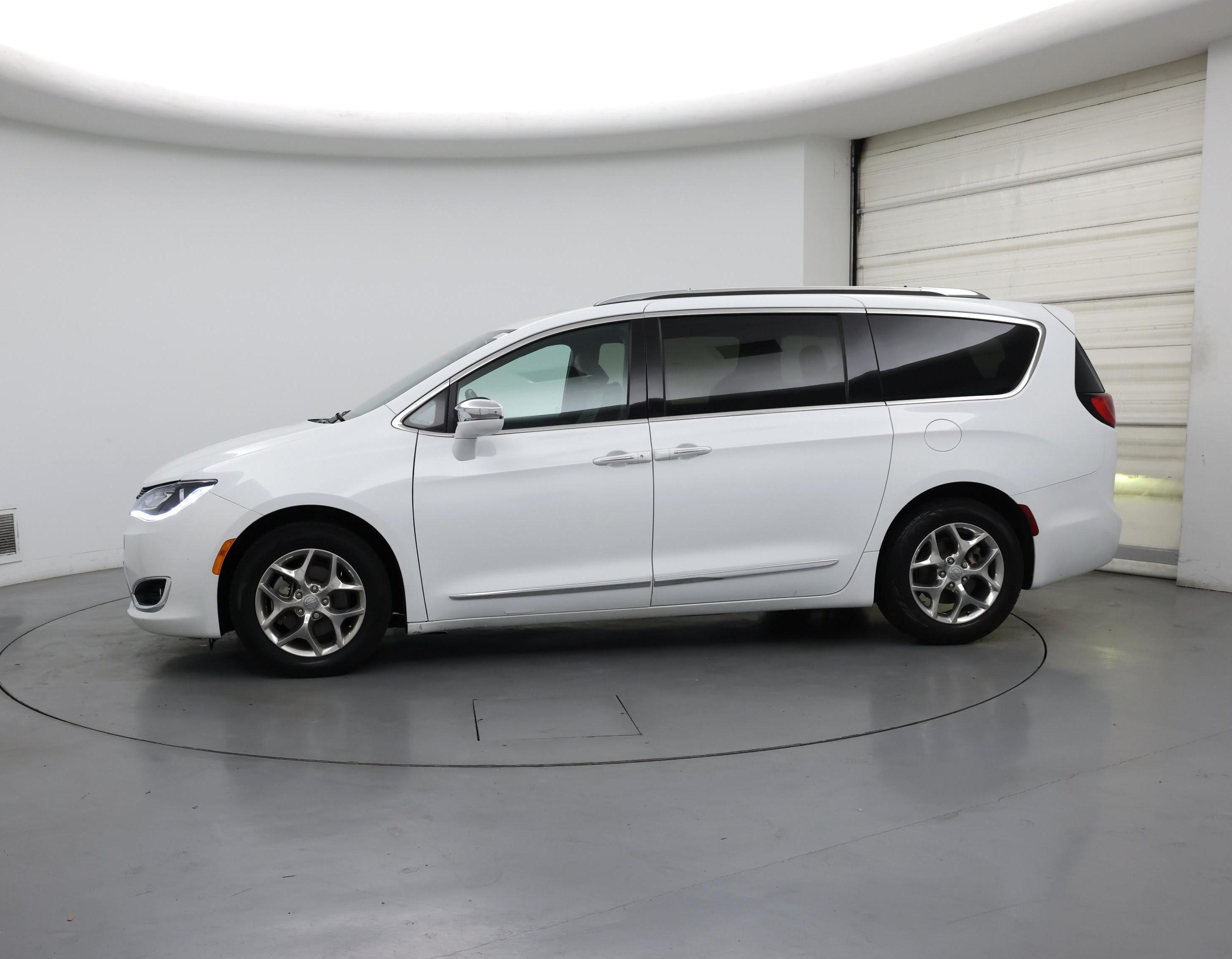 Thumbnail: 2020 Chrysler Pacifica - 3