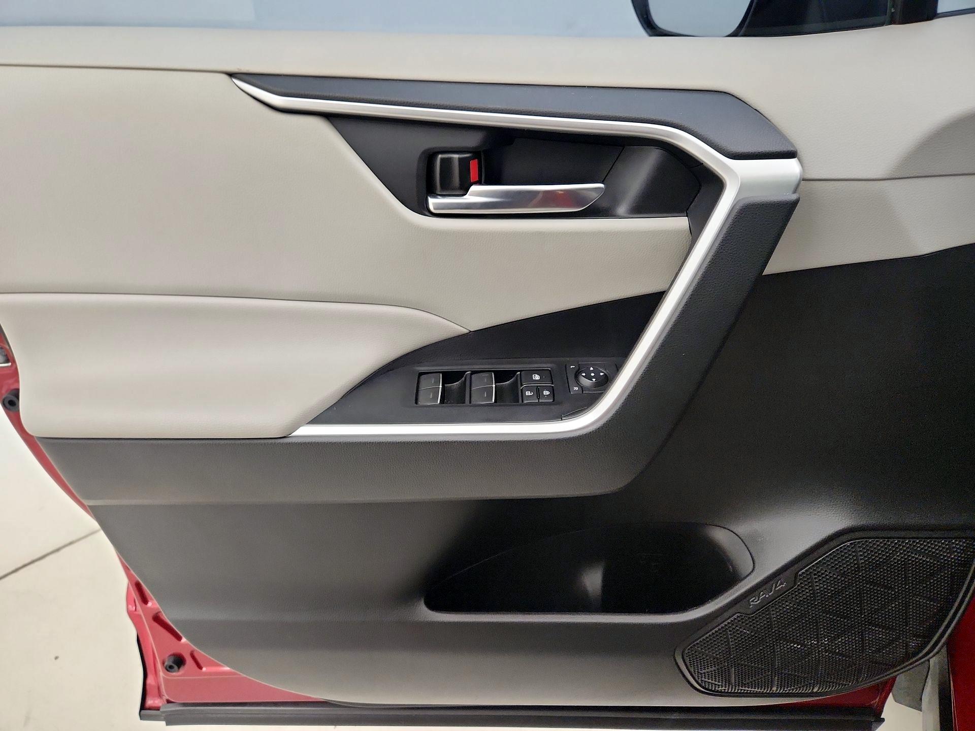 Thumbnail: 2022 Toyota RAV4 - 12
