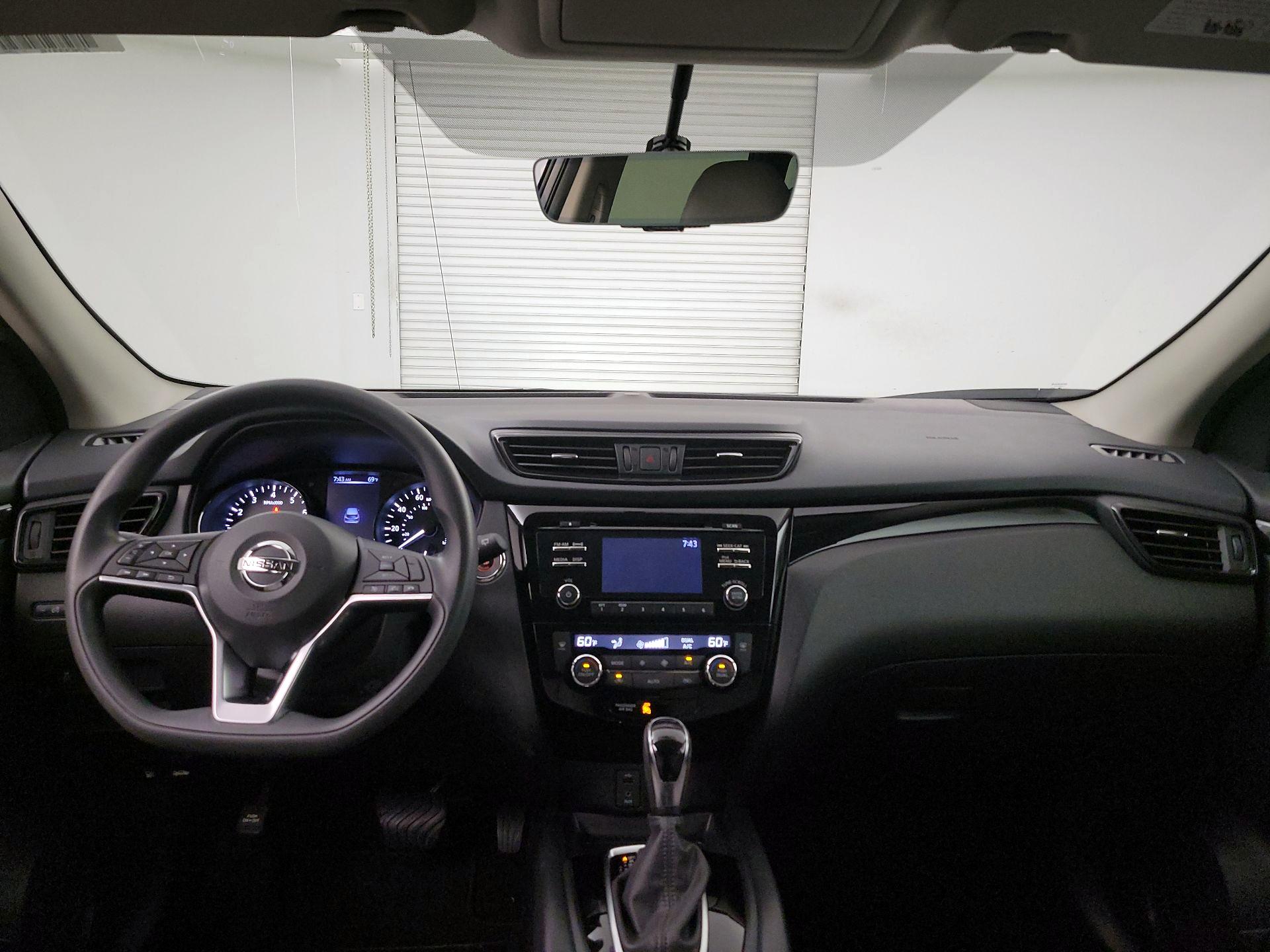Thumbnail: 2017 Nissan Rogue Sport - 9