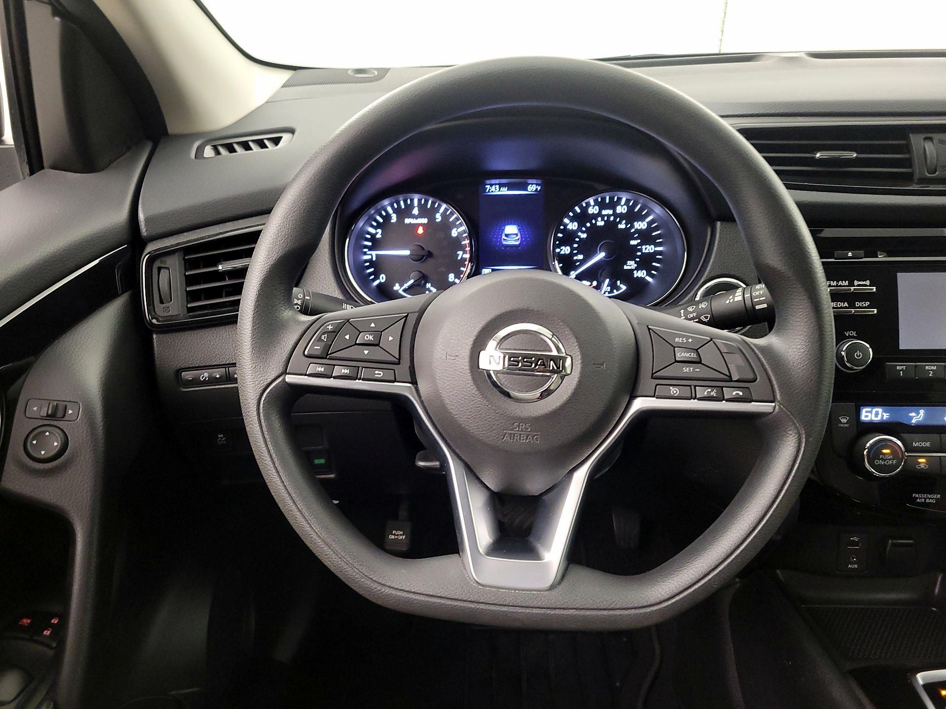 Thumbnail: 2017 Nissan Rogue Sport - 10
