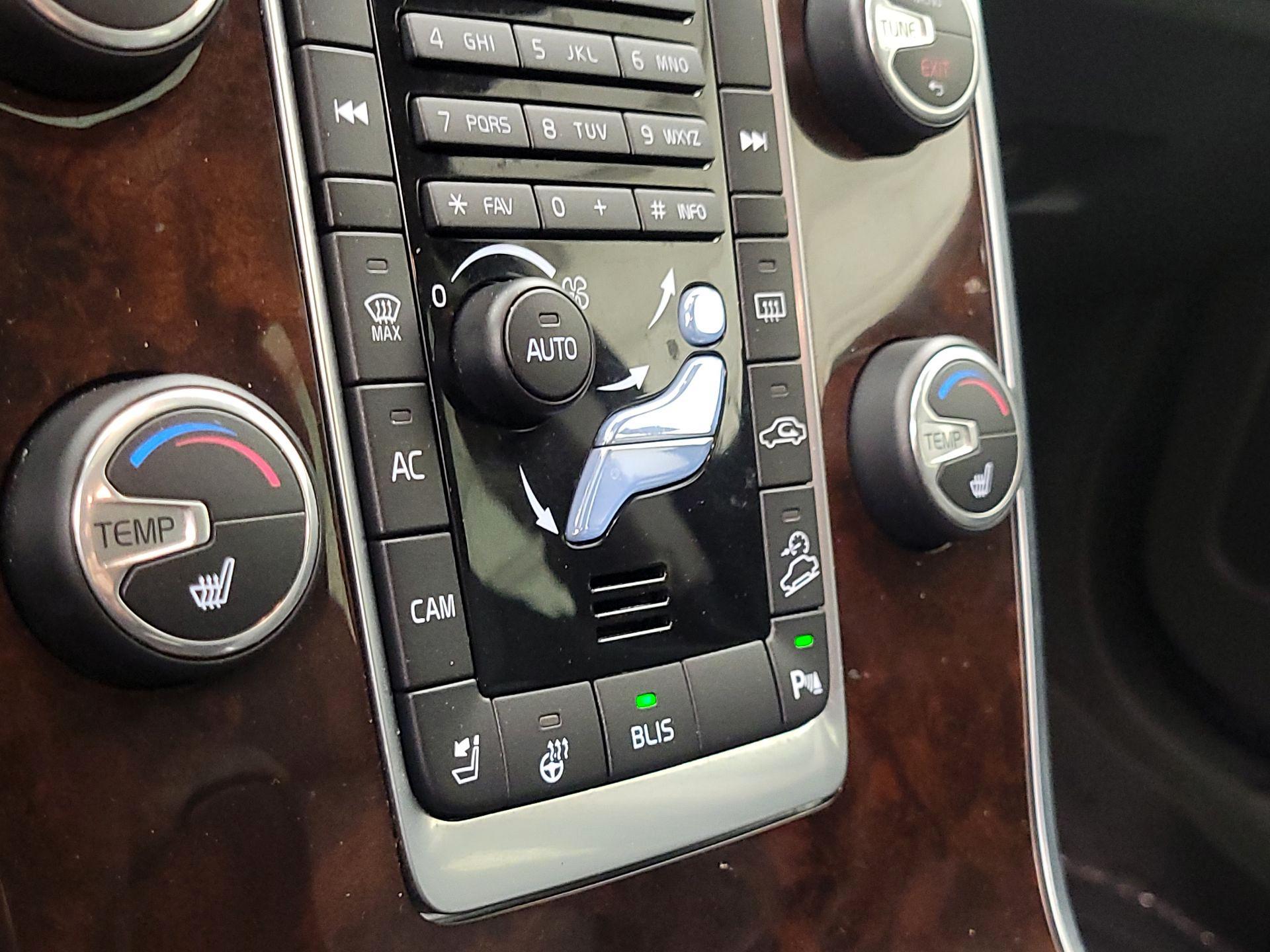 Thumbnail: 2015 Volvo XC70 - 16