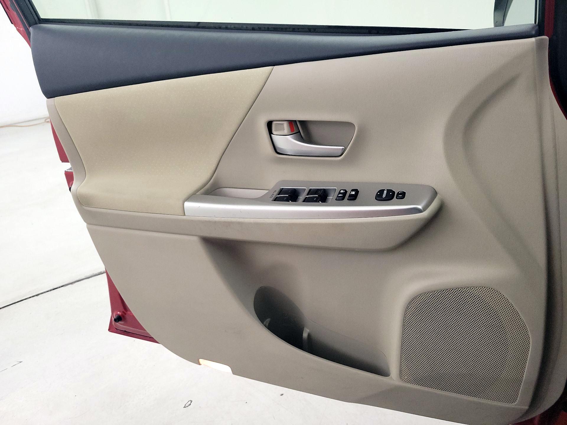 Thumbnail: 2014 Toyota Prius v - 12