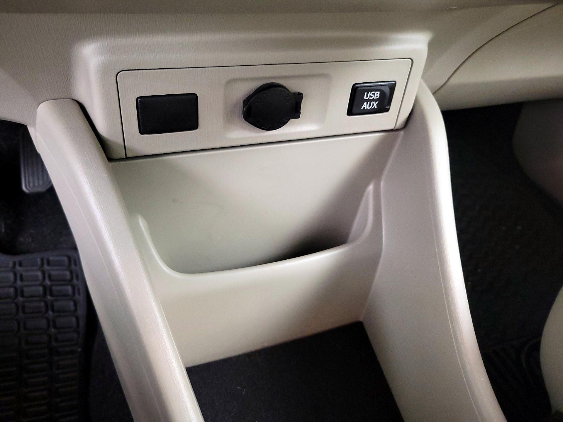 Thumbnail: 2014 Toyota Prius v - 18