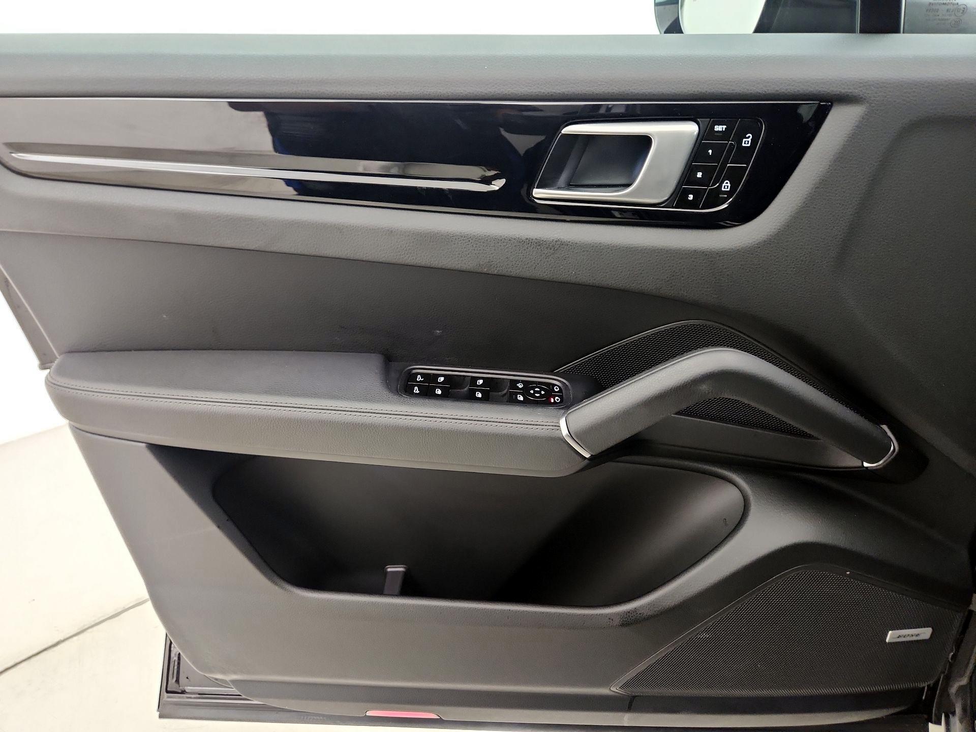 Thumbnail: 2020 Porsche Cayenne - 12