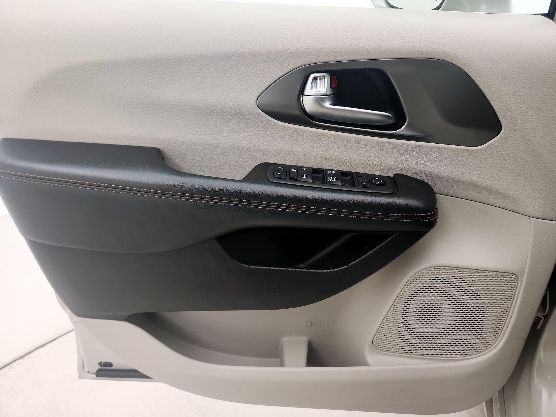 Thumbnail: 2020 Chrysler Pacifica - 12