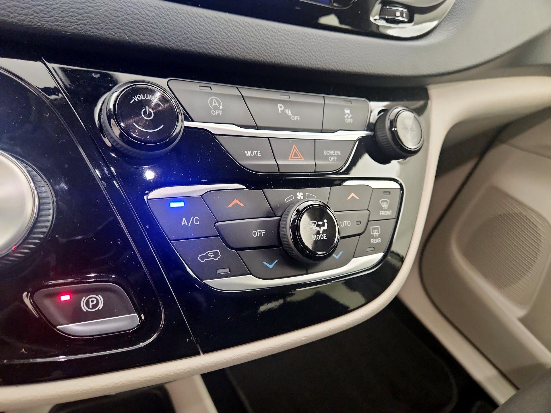 Thumbnail: 2020 Chrysler Pacifica - 17