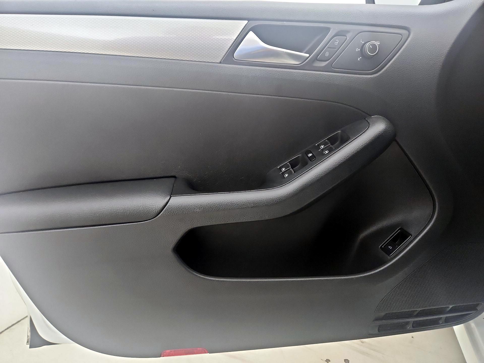 Thumbnail: 2015 Volkswagen Jetta - 12