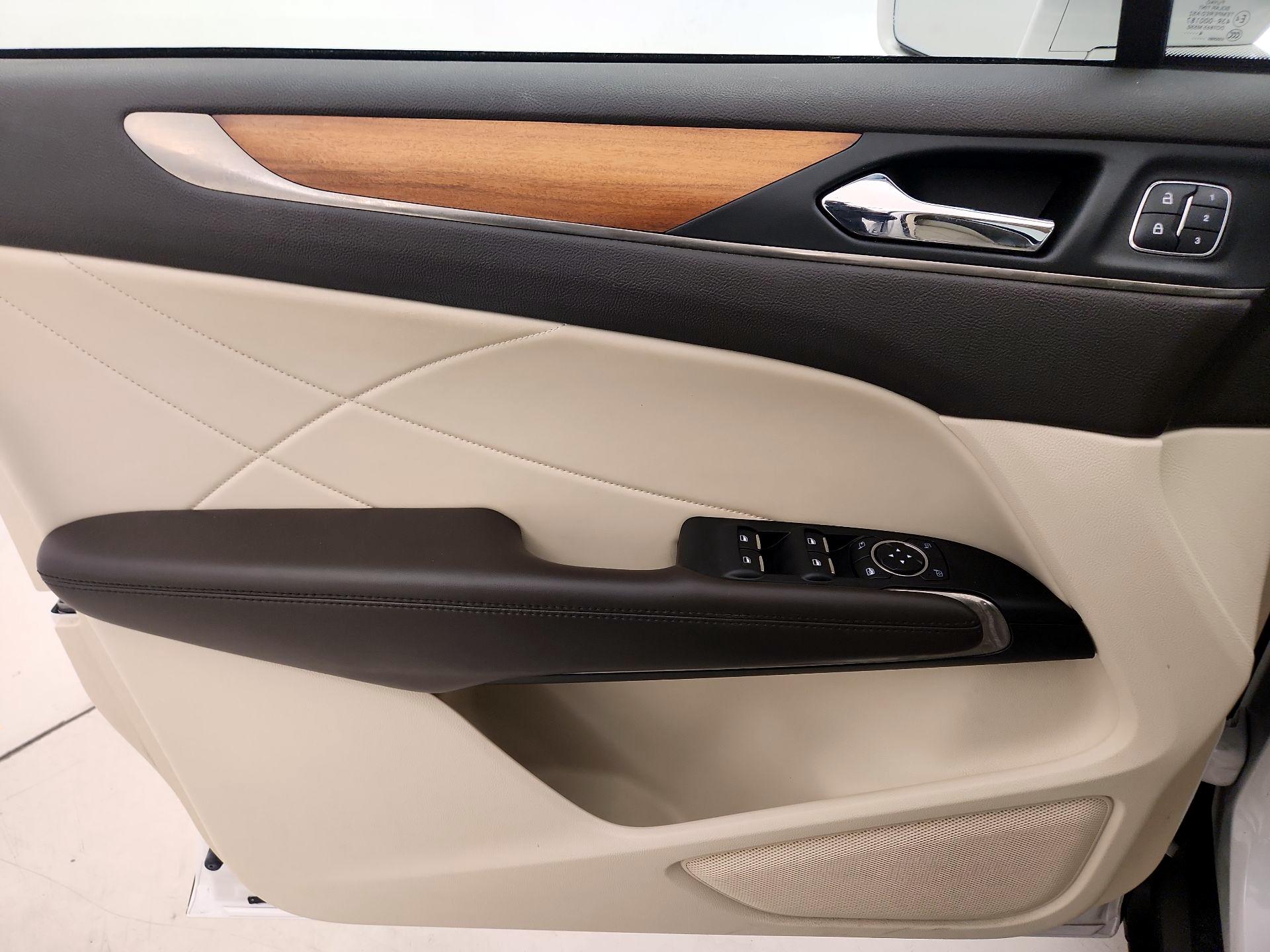 Thumbnail: 2015 Lincoln MKC - 12