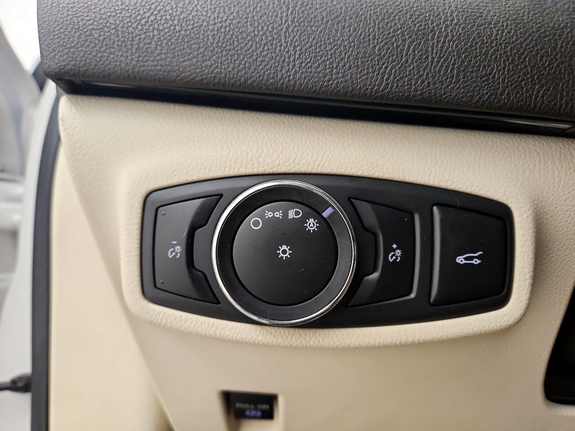 Thumbnail: 2015 Lincoln MKC - 13