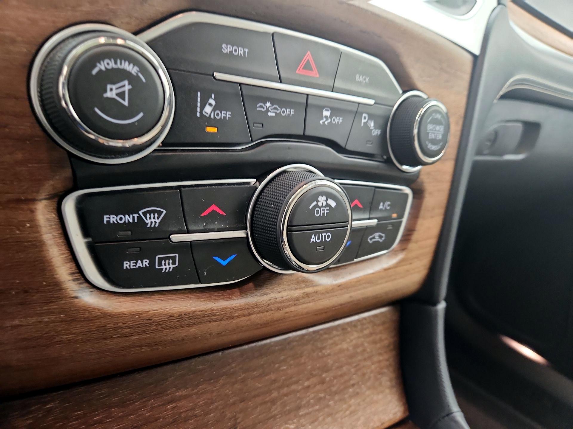 Thumbnail: 2015 Chrysler 300 - 17