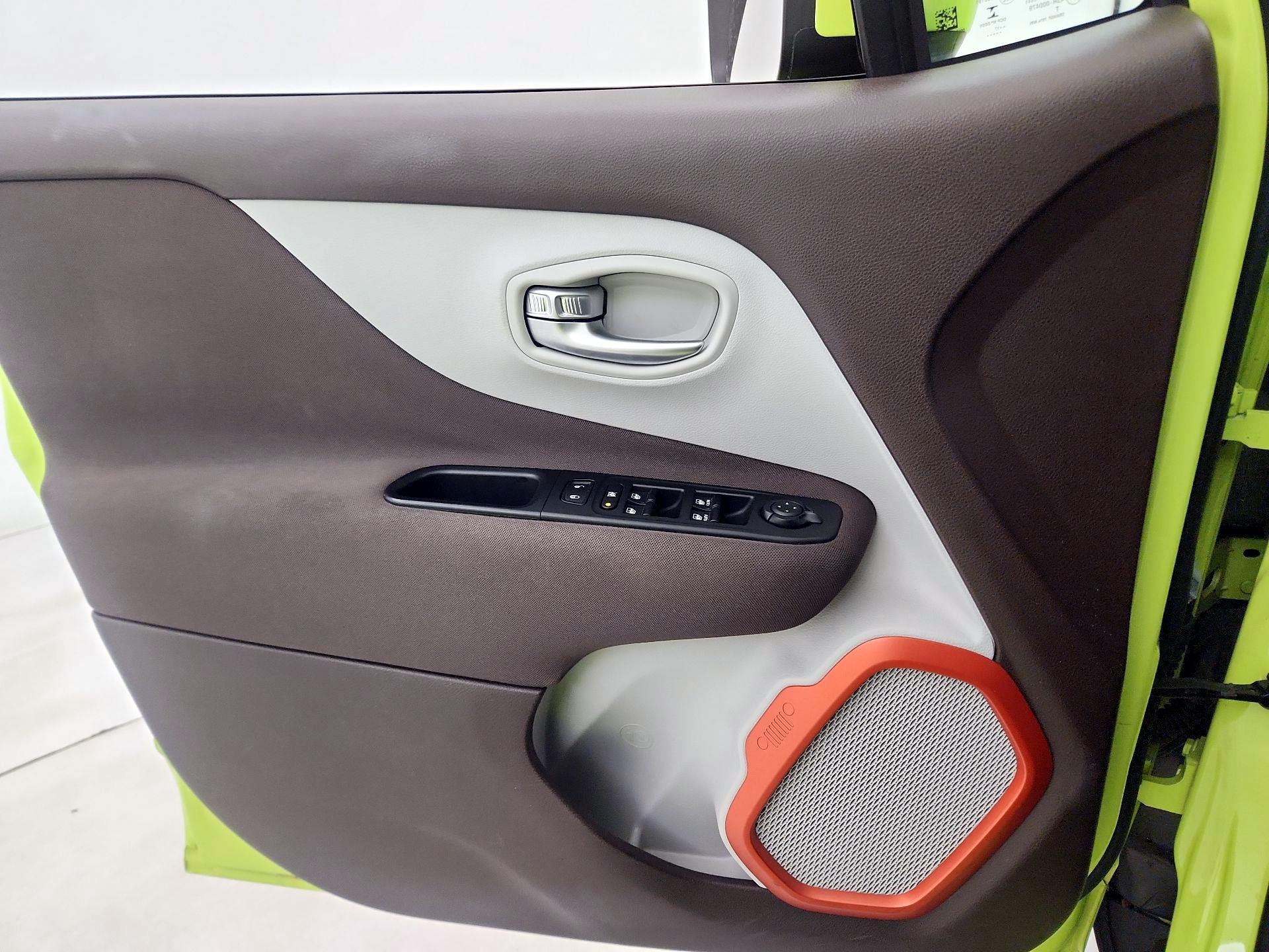 Thumbnail: 2017 Jeep Renegade - 12