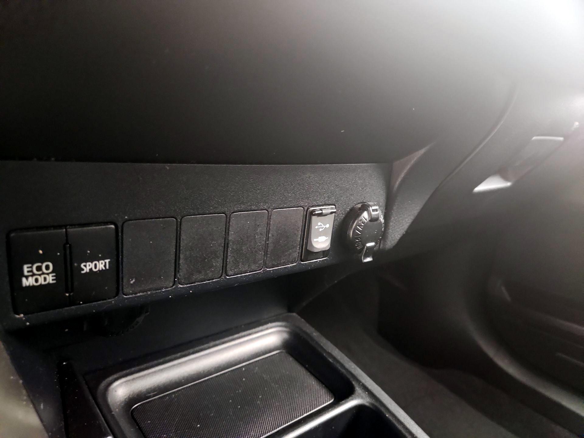 Thumbnail: 2015 Toyota RAV4 - 18