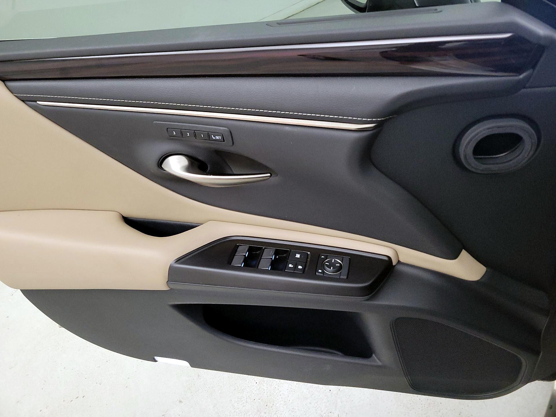 Thumbnail: 2019 Lexus ES - 12