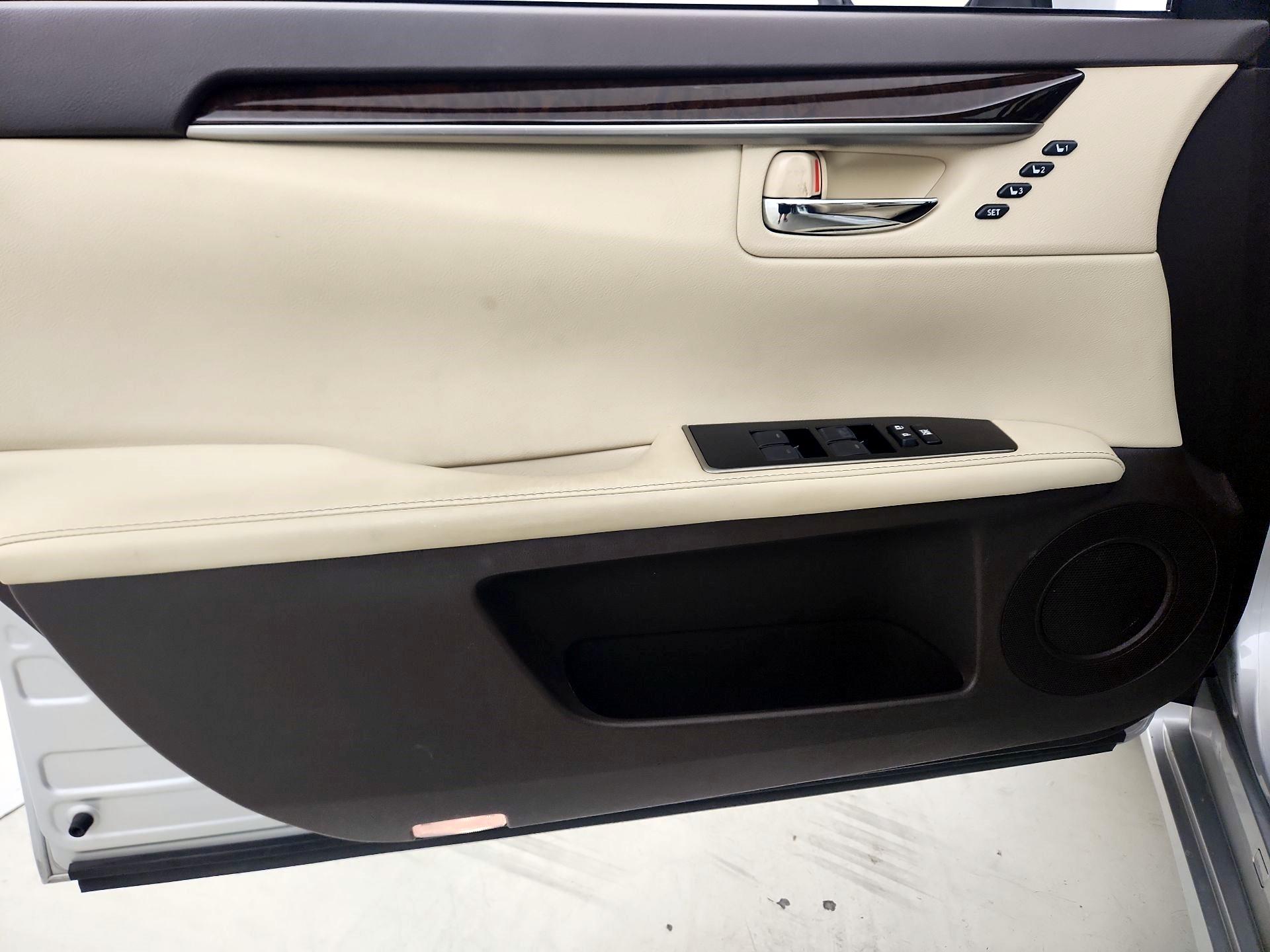 Thumbnail: 2016 Lexus ES - 12