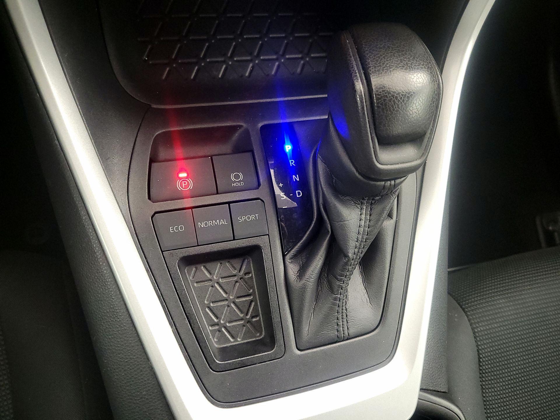 Thumbnail: 2021 Toyota RAV4 - 17