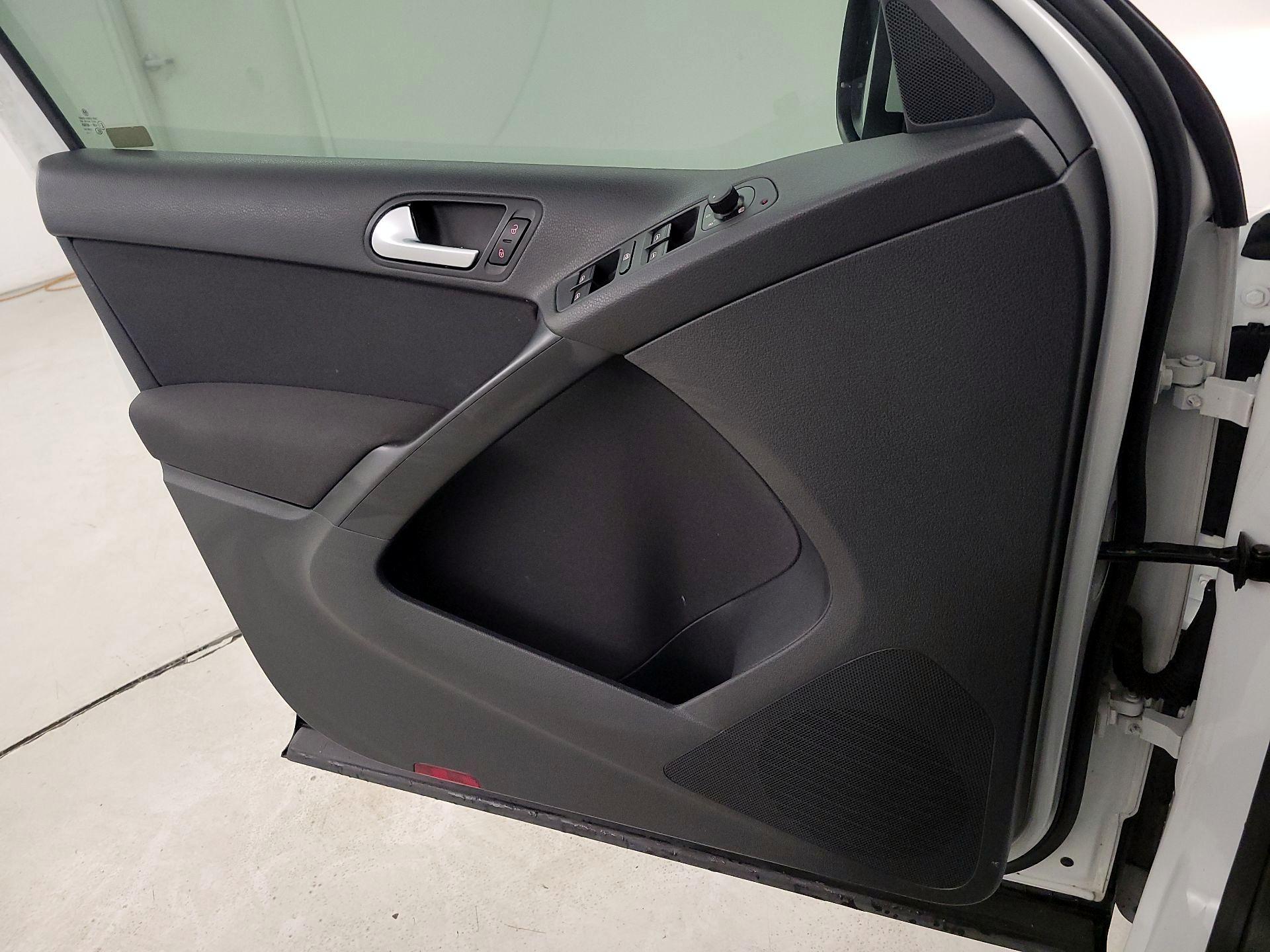 Thumbnail: 2015 Volkswagen Tiguan - 12