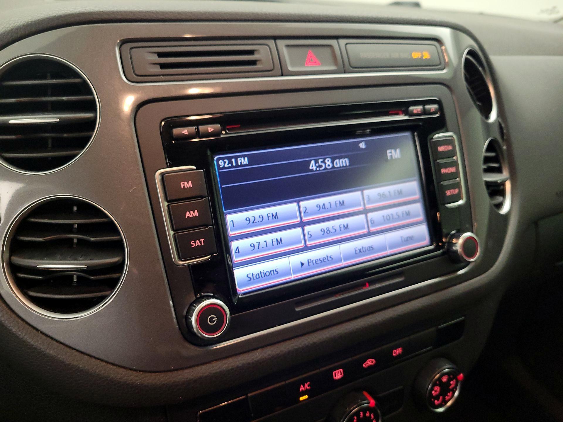 Thumbnail: 2015 Volkswagen Tiguan - 15