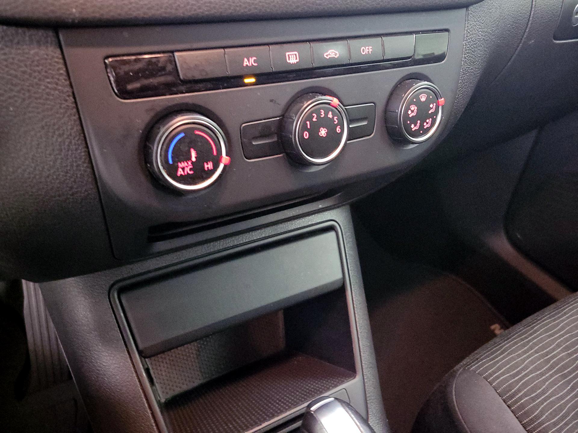 Thumbnail: 2015 Volkswagen Tiguan - 16