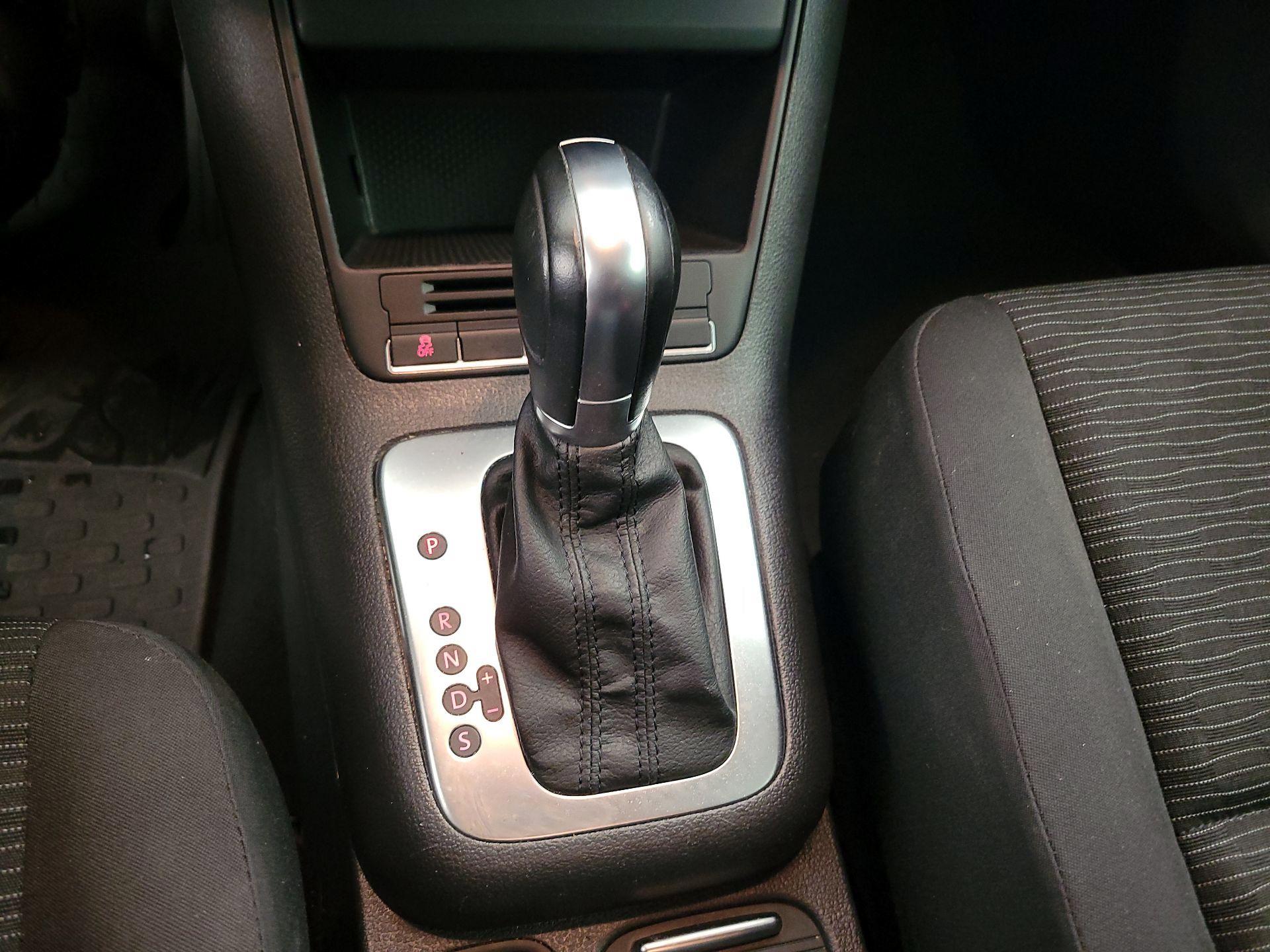 Thumbnail: 2015 Volkswagen Tiguan - 17