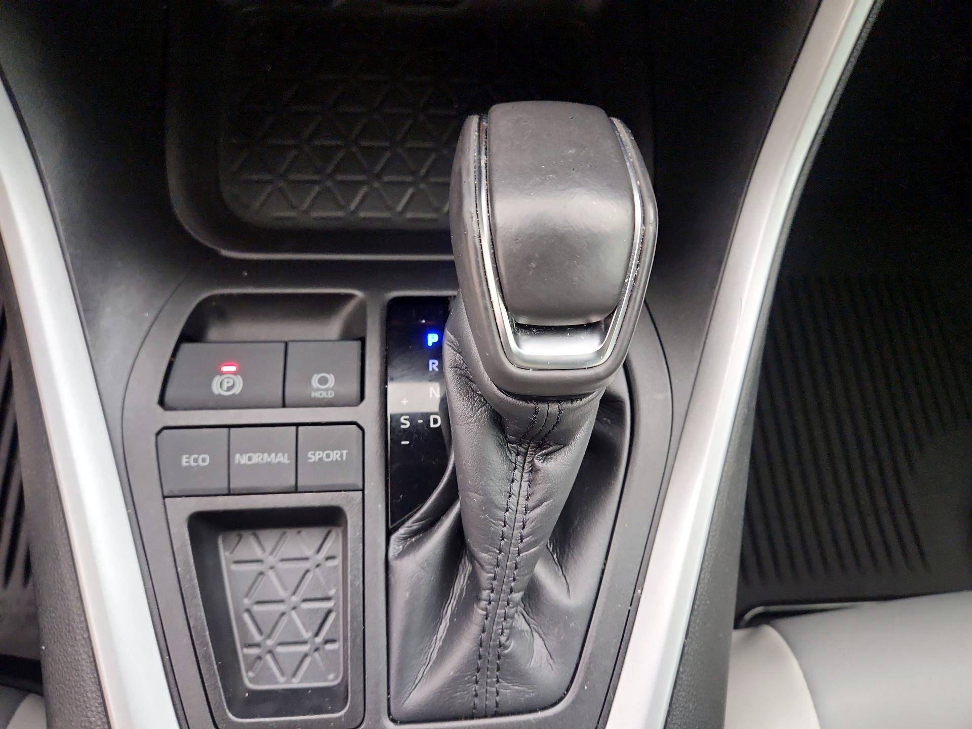 Thumbnail: 2022 Toyota RAV4 - 17