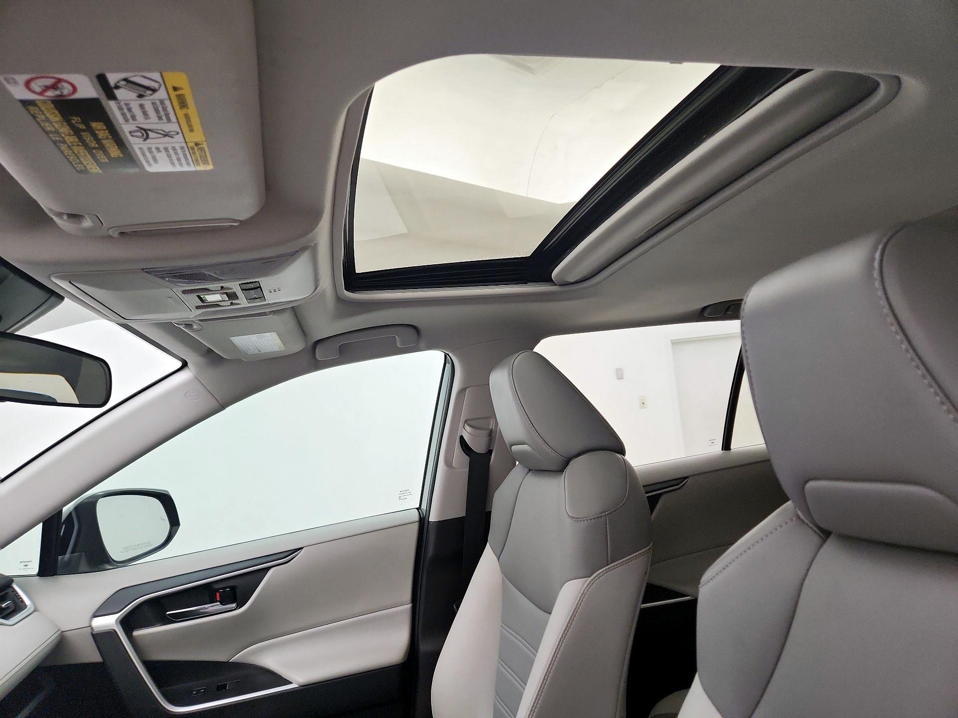 Thumbnail: 2022 Toyota RAV4 - 19