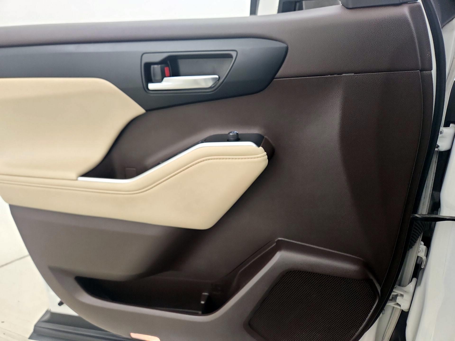 Thumbnail: 2021 Toyota Highlander - 12