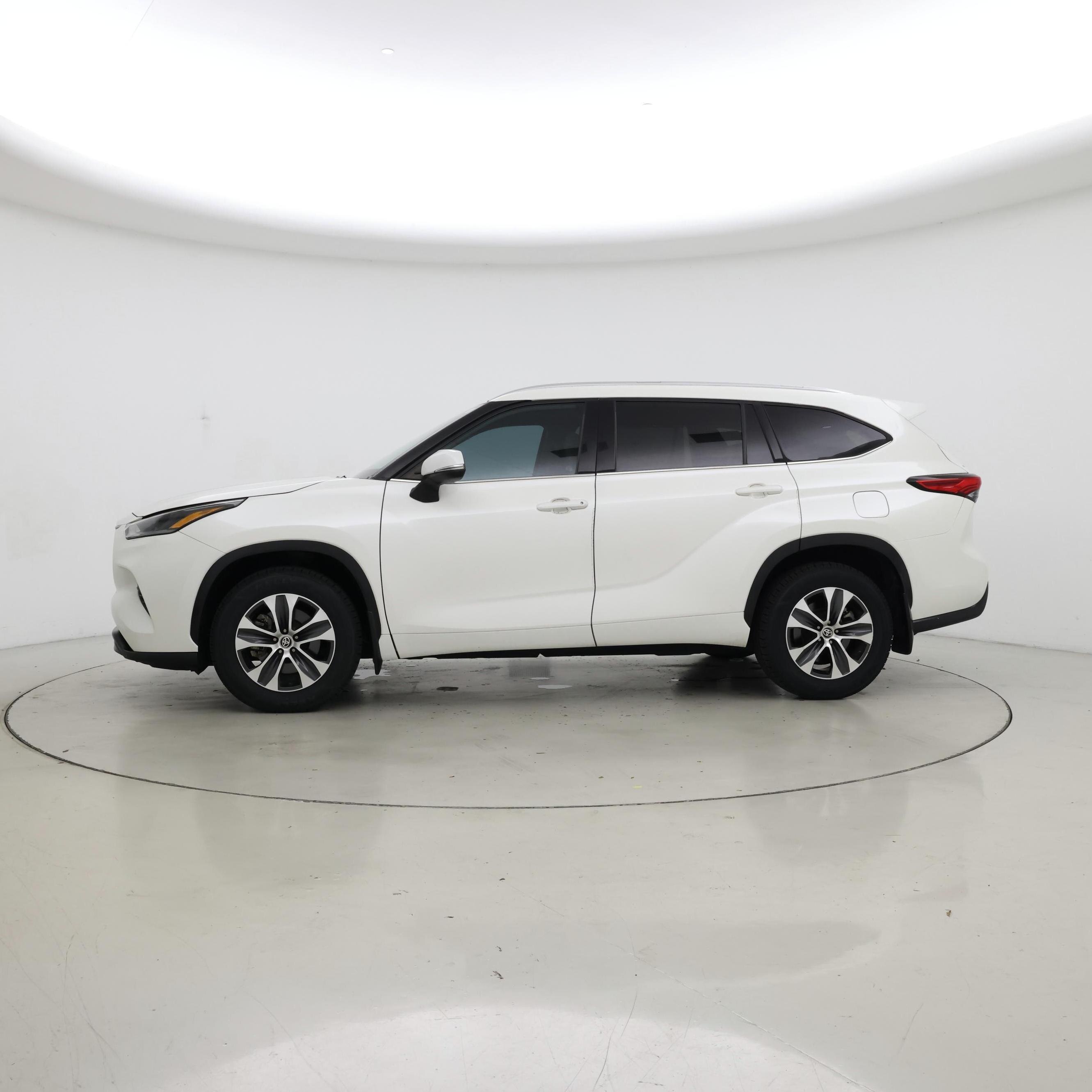 Thumbnail: 2021 Toyota Highlander - 3