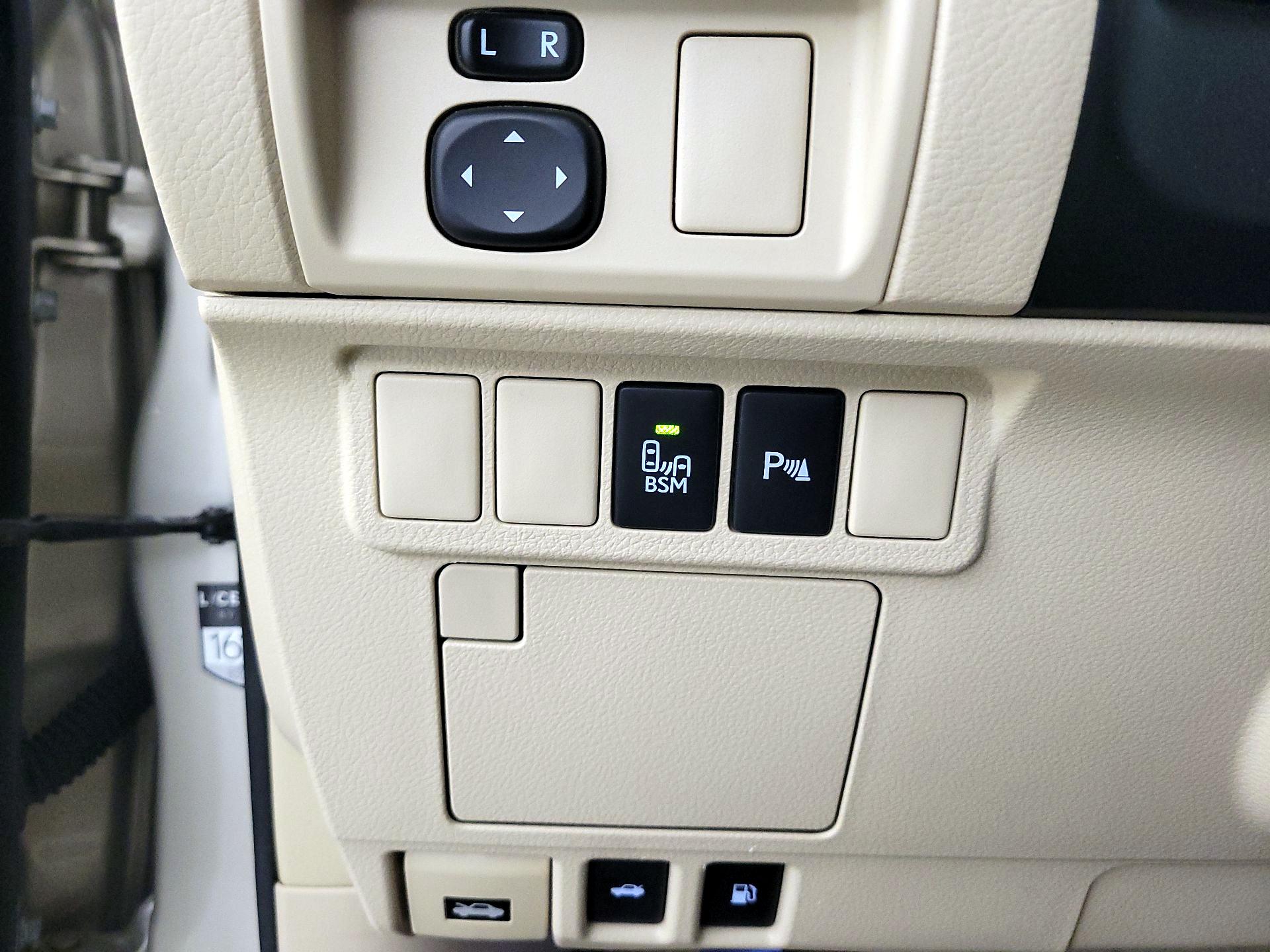 Thumbnail: 2014 Lexus ES - 13