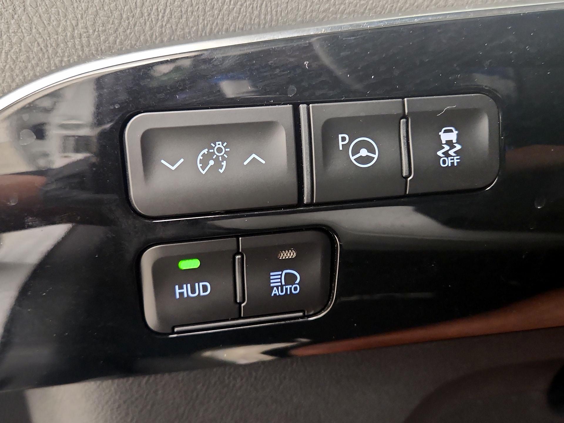 Thumbnail: 2020 Toyota Prius - 13